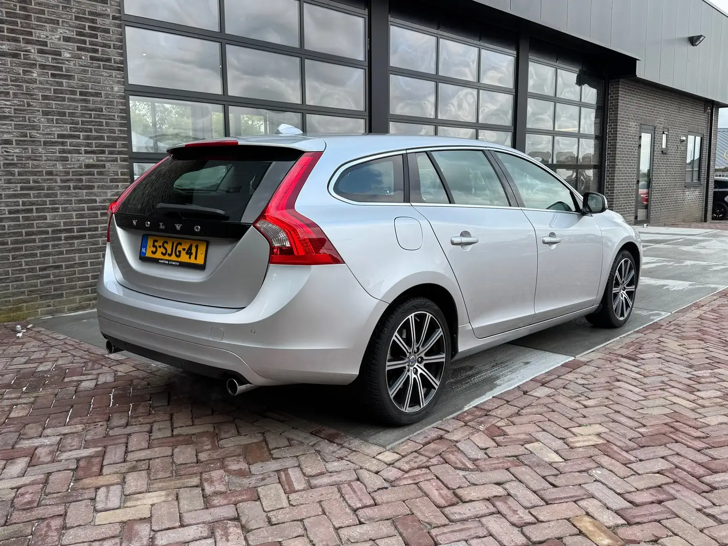 Volvo V60 1.6 T3 Momentum | Navi | Clima | Cruise | Gris - 2