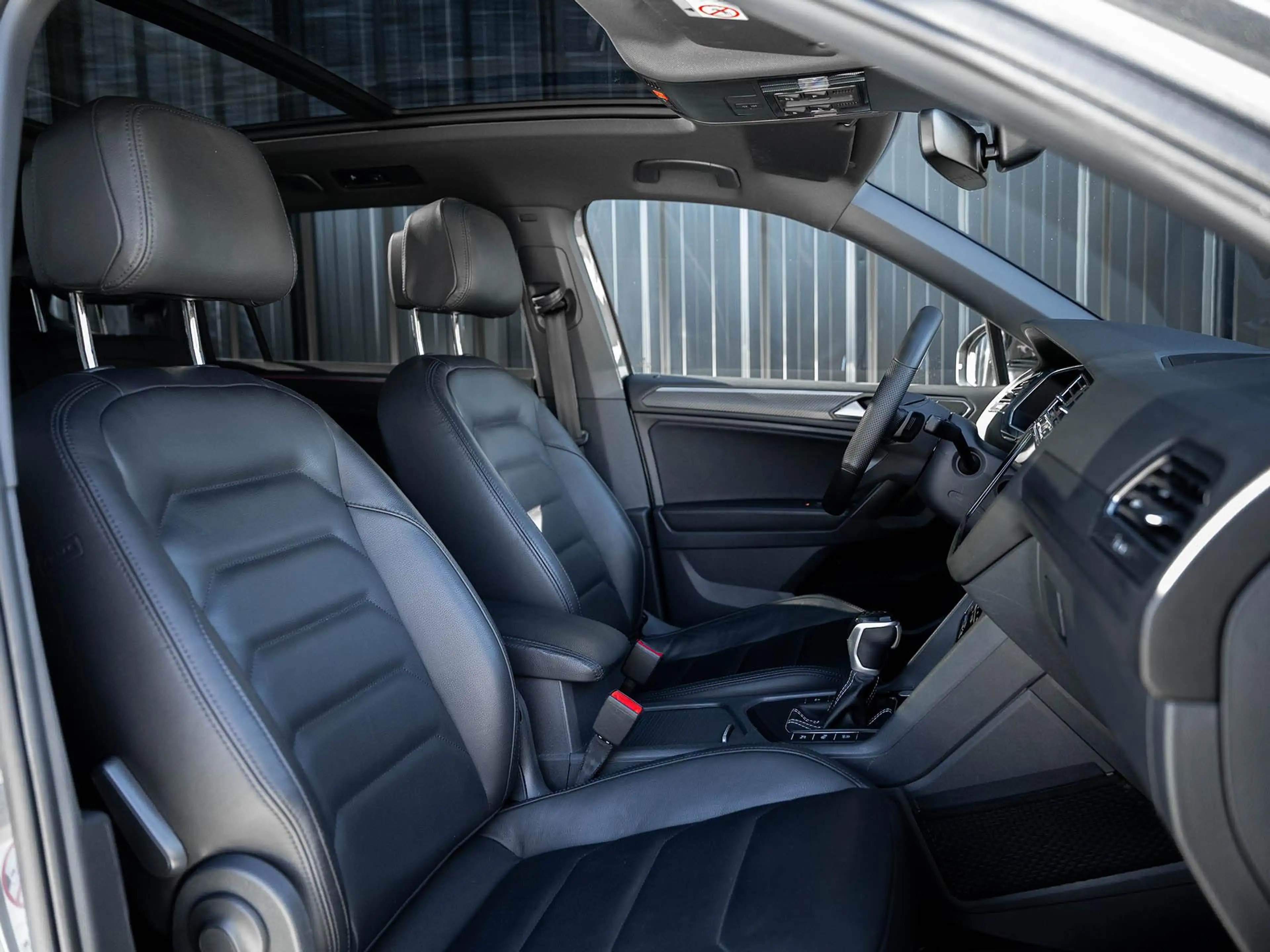 Volkswagen Tiguan Allspace 1.5 TSI R-Line Business 7p. | Trekhaak | Panoramad — photo 2