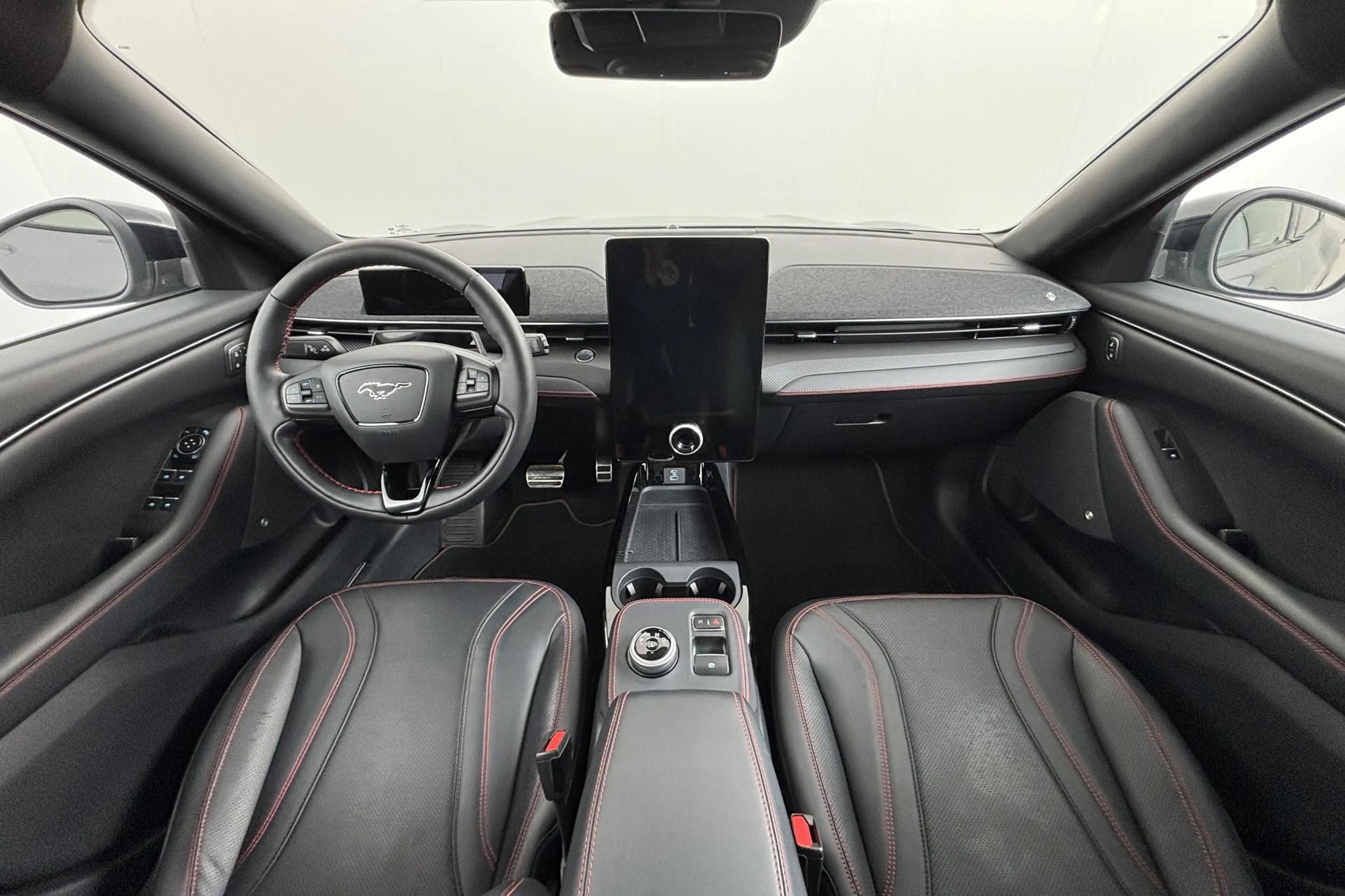 Ford Mustang Mach-E Extended AWD 98 kWh Volledig elektrisch rijplezier — photo 2