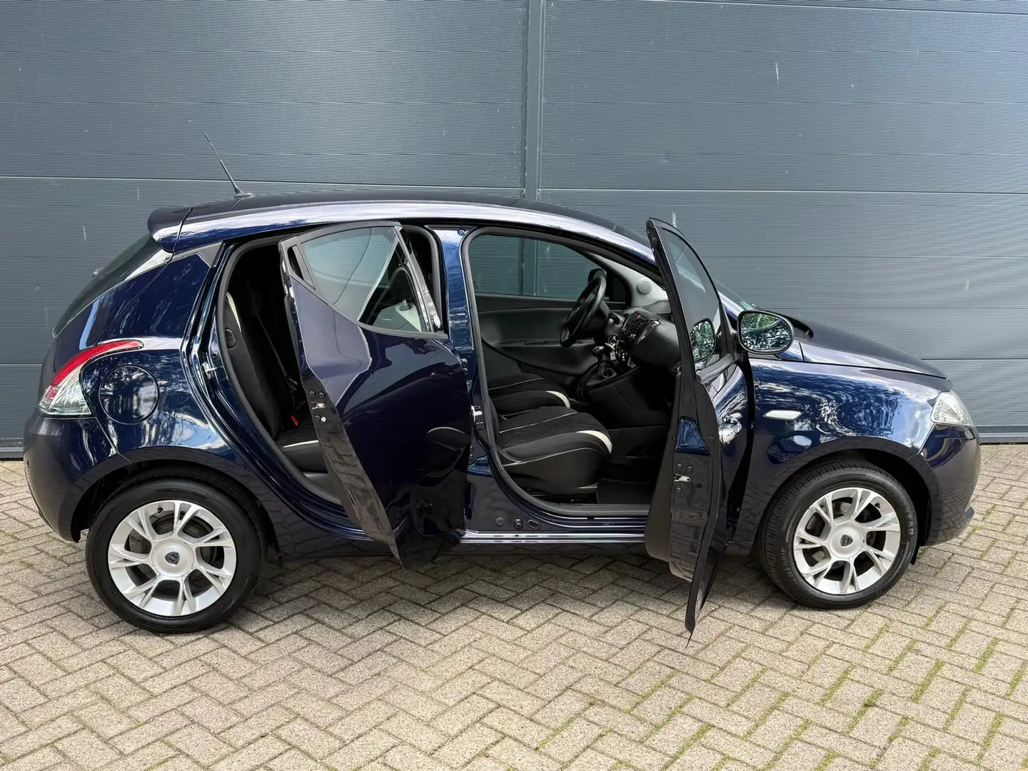 Lancia Ypsilon 0.9 TwinAir/Automaat/Airco/Navi/cruise/bluetooth/p Blauw - 2