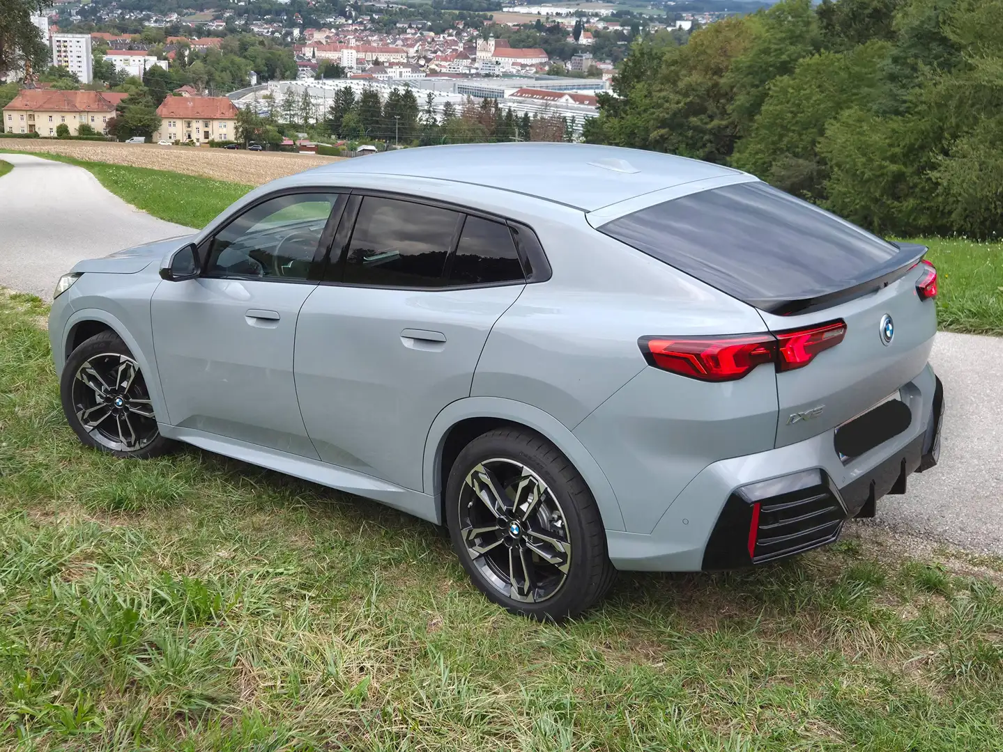 BMW iX2 iX2 eDrive20 66,5kWh Grau - 2