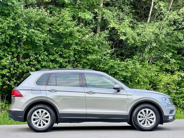 Volkswagen Tiguan view 3