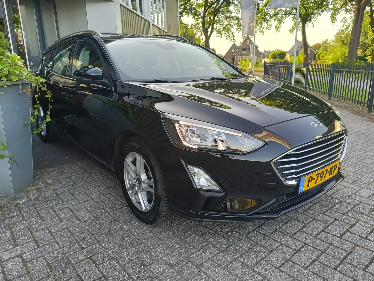 Ford Focus Wagon 1.0 EcoBoost Hybrid Trend Edition Business | Zwart - 2