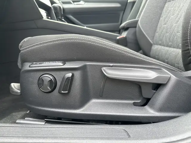 Volkswagen Passat view 11