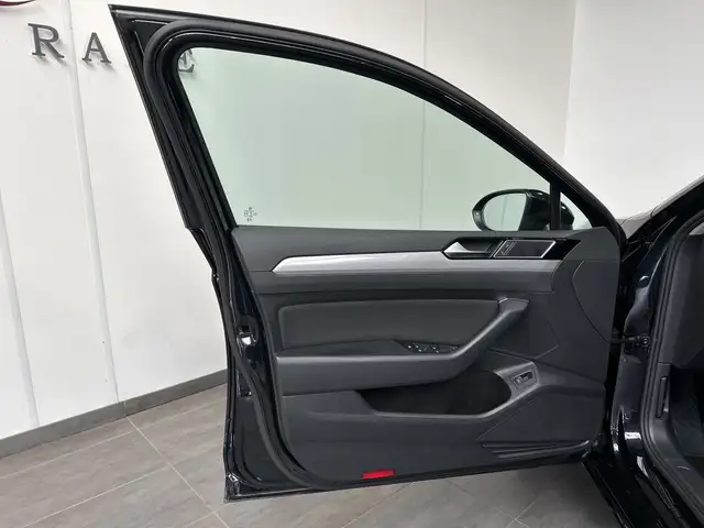 Volkswagen Passat view 7