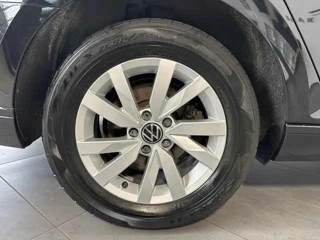 Volkswagen Passat view 3