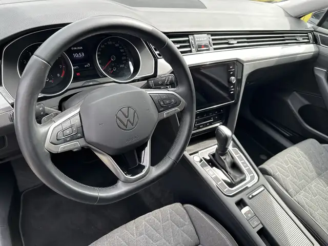 Volkswagen Passat view 9