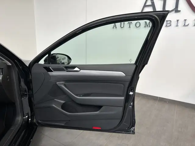 Volkswagen Passat view 8