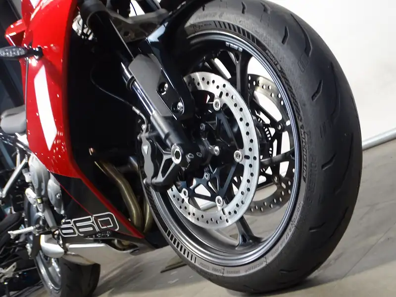 Triumph Daytona 660 - foto 7