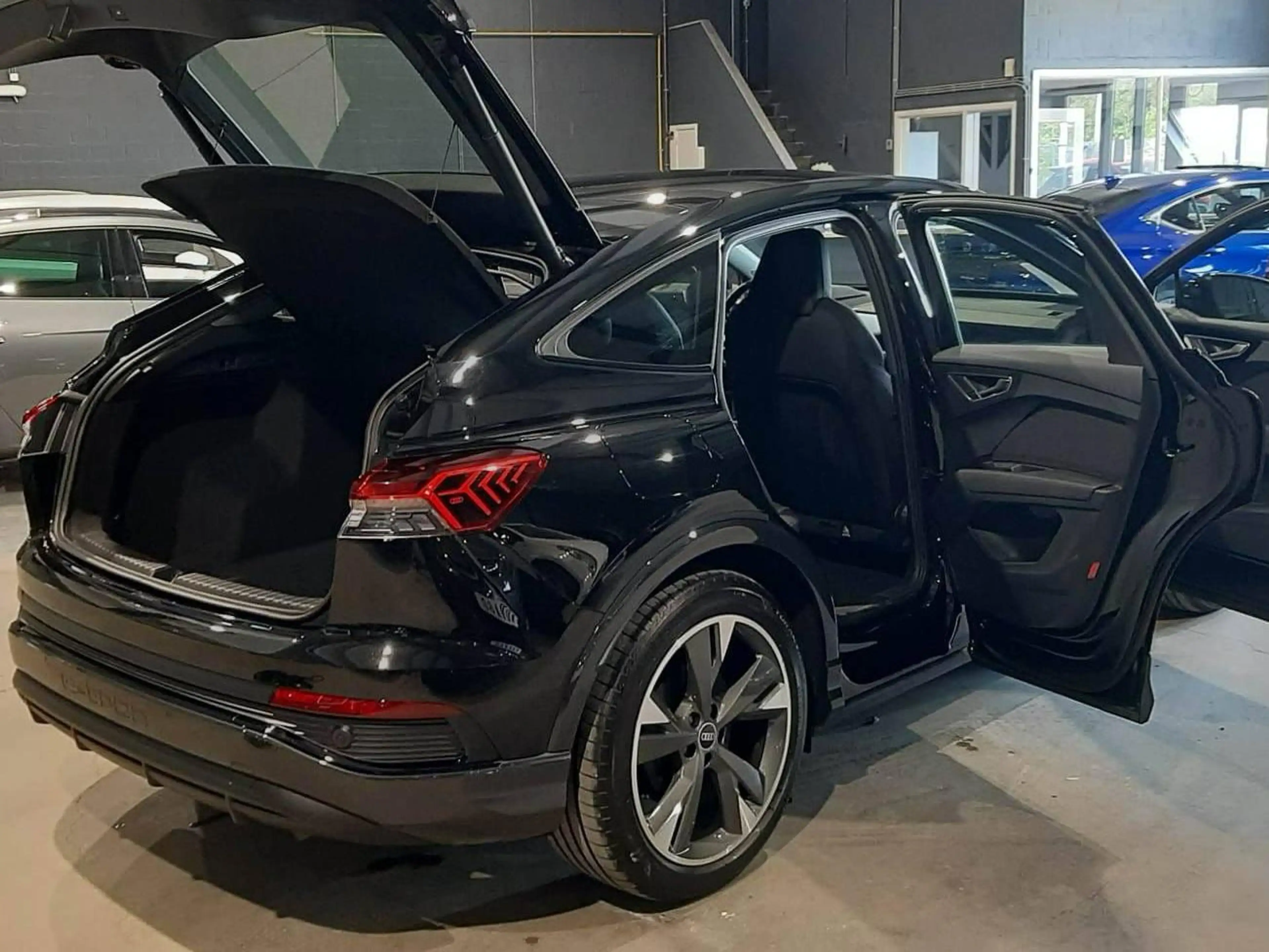 Audi Q4 e-tron e-Tron 82 kWh 40 S line Sportback Black Pack — photo 6