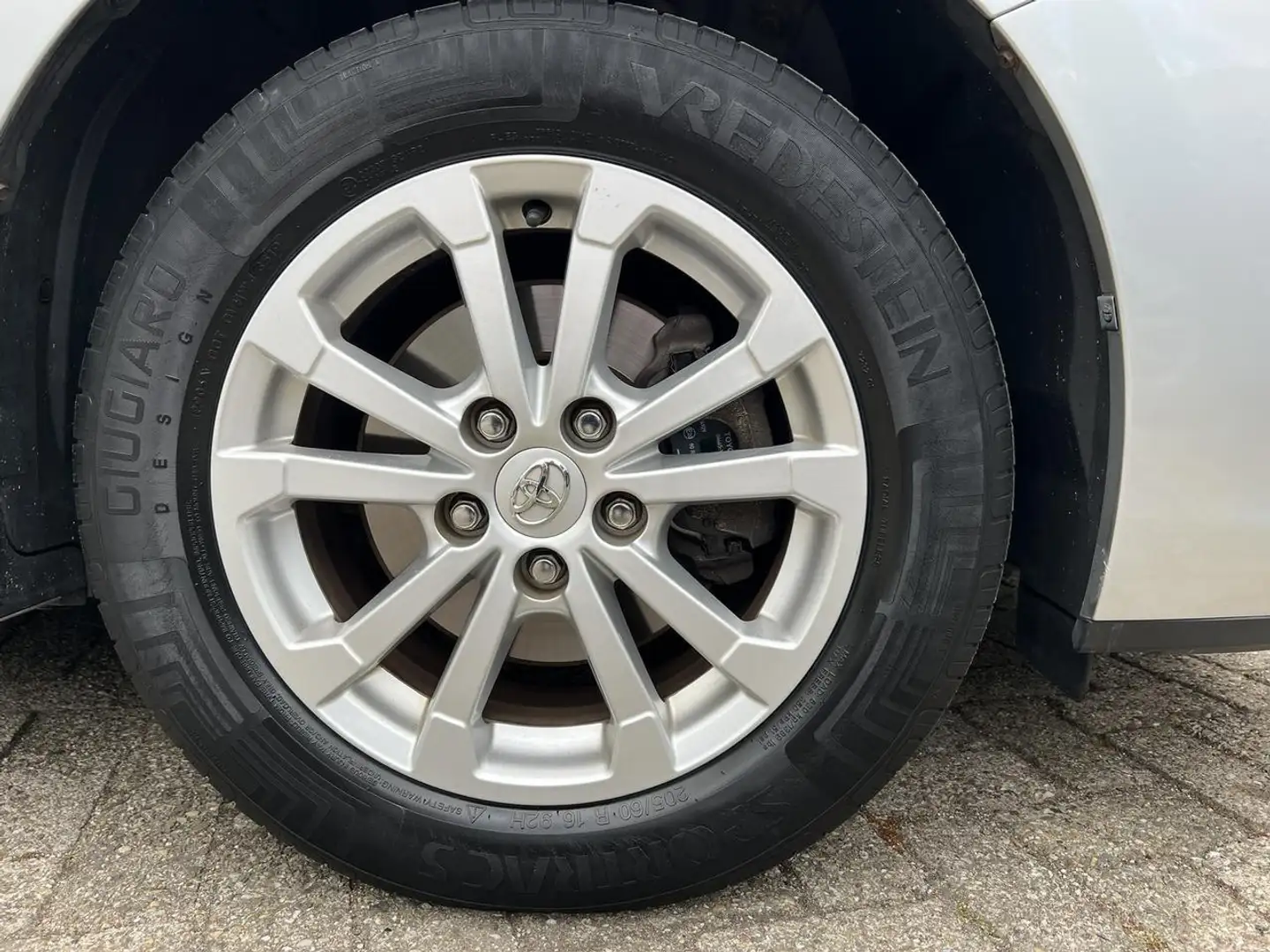 Toyota Verso 1.8 16v VVT-i Panoramic A/T + 12 MND BOVAG Grijs - 2