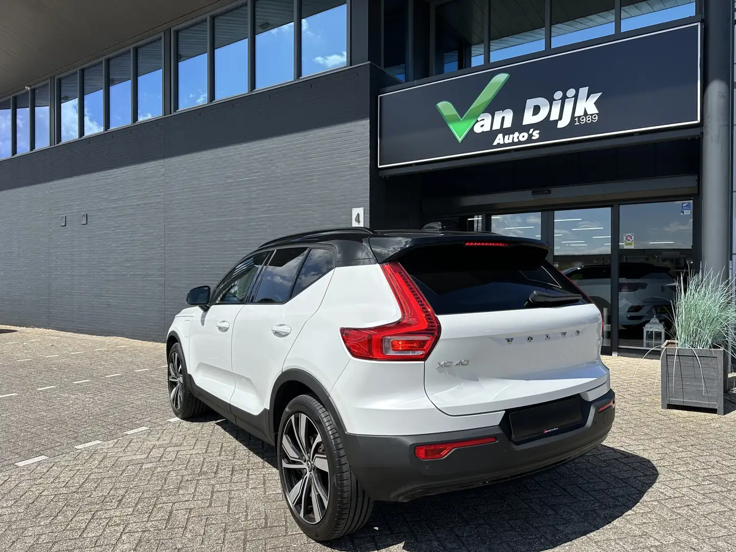 Volvo XC40 1.5 T5 Recharge R-Design Panodak Wit - 2