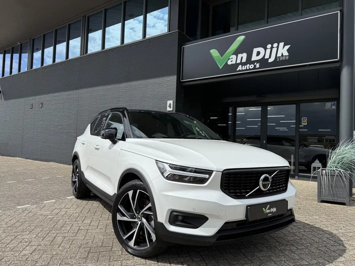 Volvo XC40 1.5 T5 Recharge R-Design Panodak Navi 360Camera Le Wit - 1