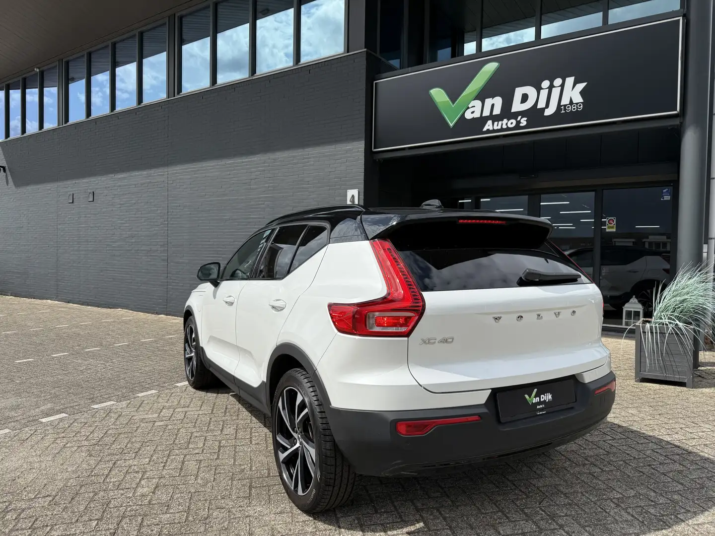 Volvo XC40 1.5 T5 Recharge R-Design Panodak Navi 360Camera Le Wit - 2