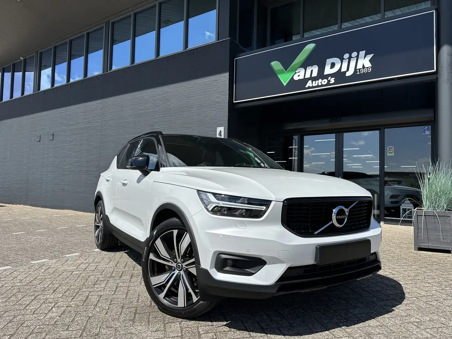 Volvo XC40 1.5 T5 Recharge R-Design Panodak Wit - 1