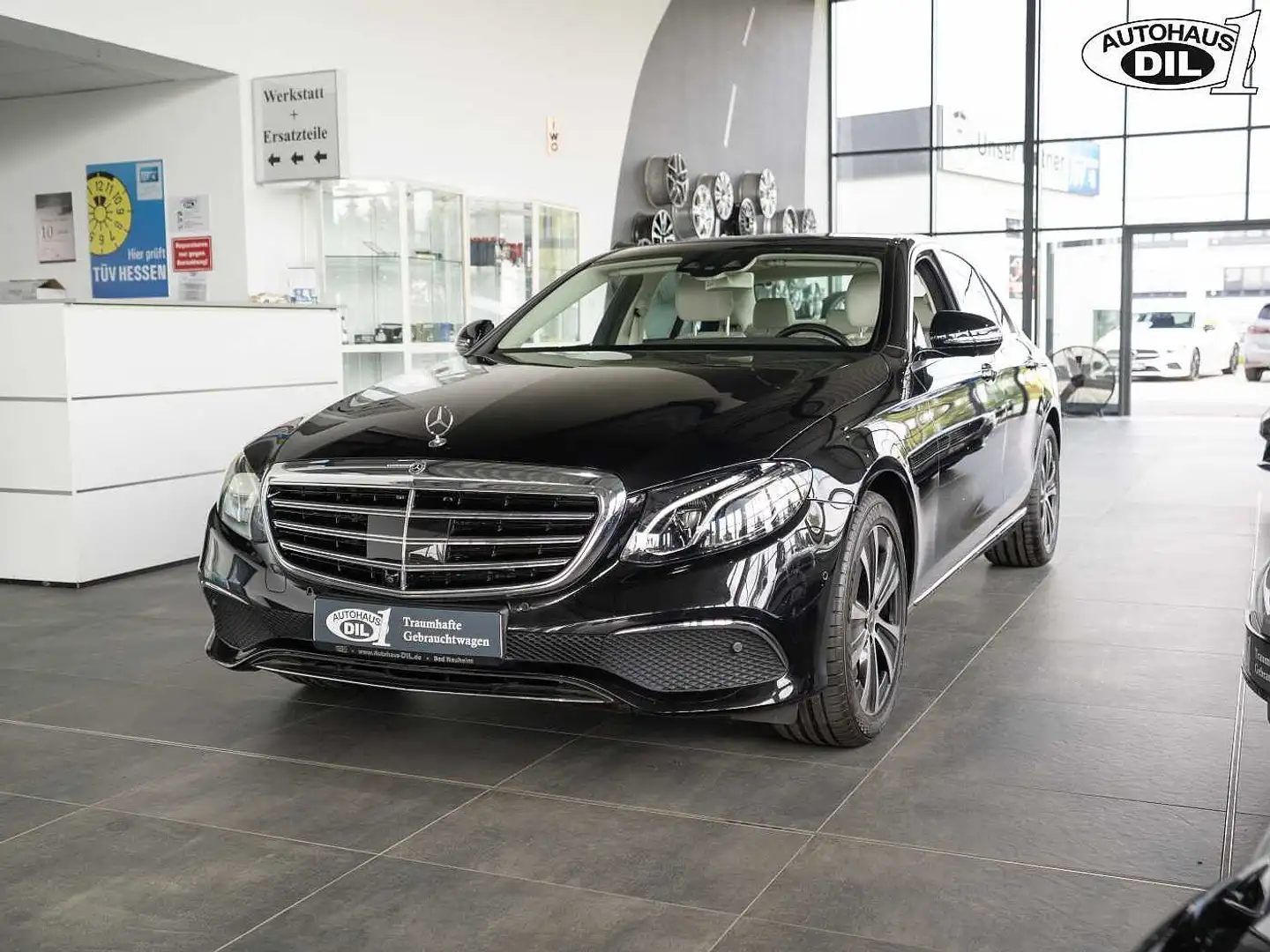 Mercedes-Benz E 200 9G Tronic 360°*DISTR.+*HEAD-UP* Zwart - 2