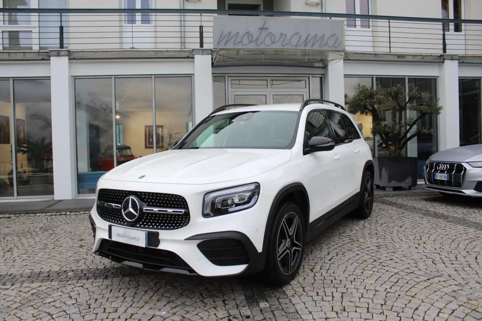Mercedes-Benz GLB 220 d Automatic 4Matic Premium AMG Bílá - 2