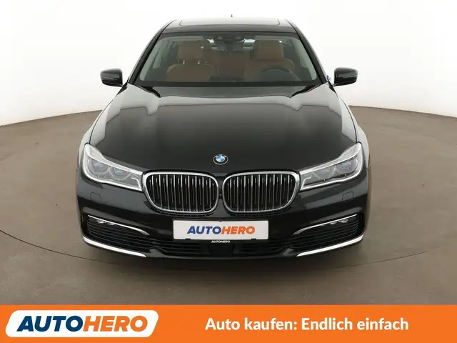 BMW 7 Series view 9