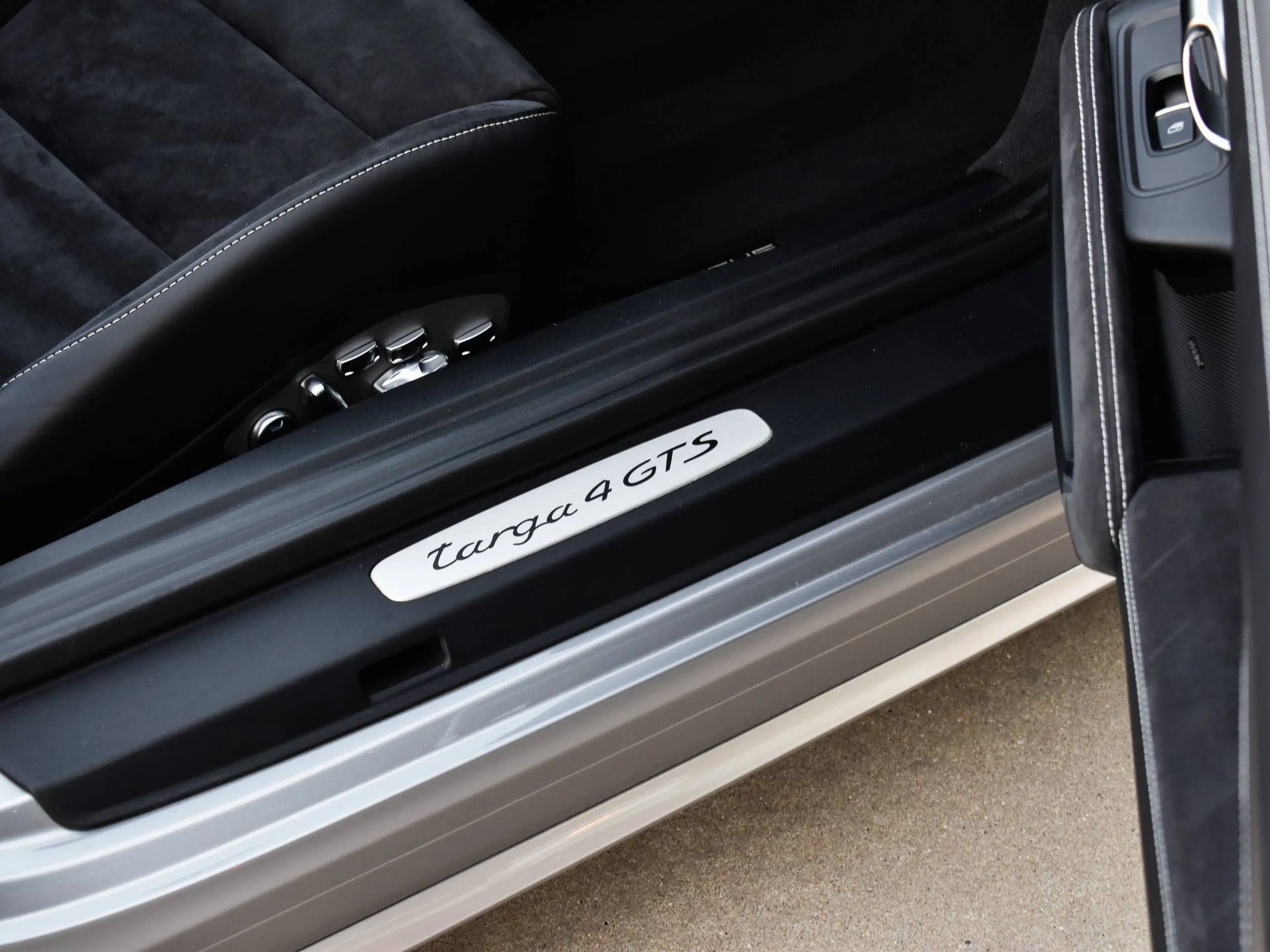 Porsche 911 991 Targa 4 GTS / GT Silver / Top Condition / Carbon / Rear axle steering / FULL — photo 22