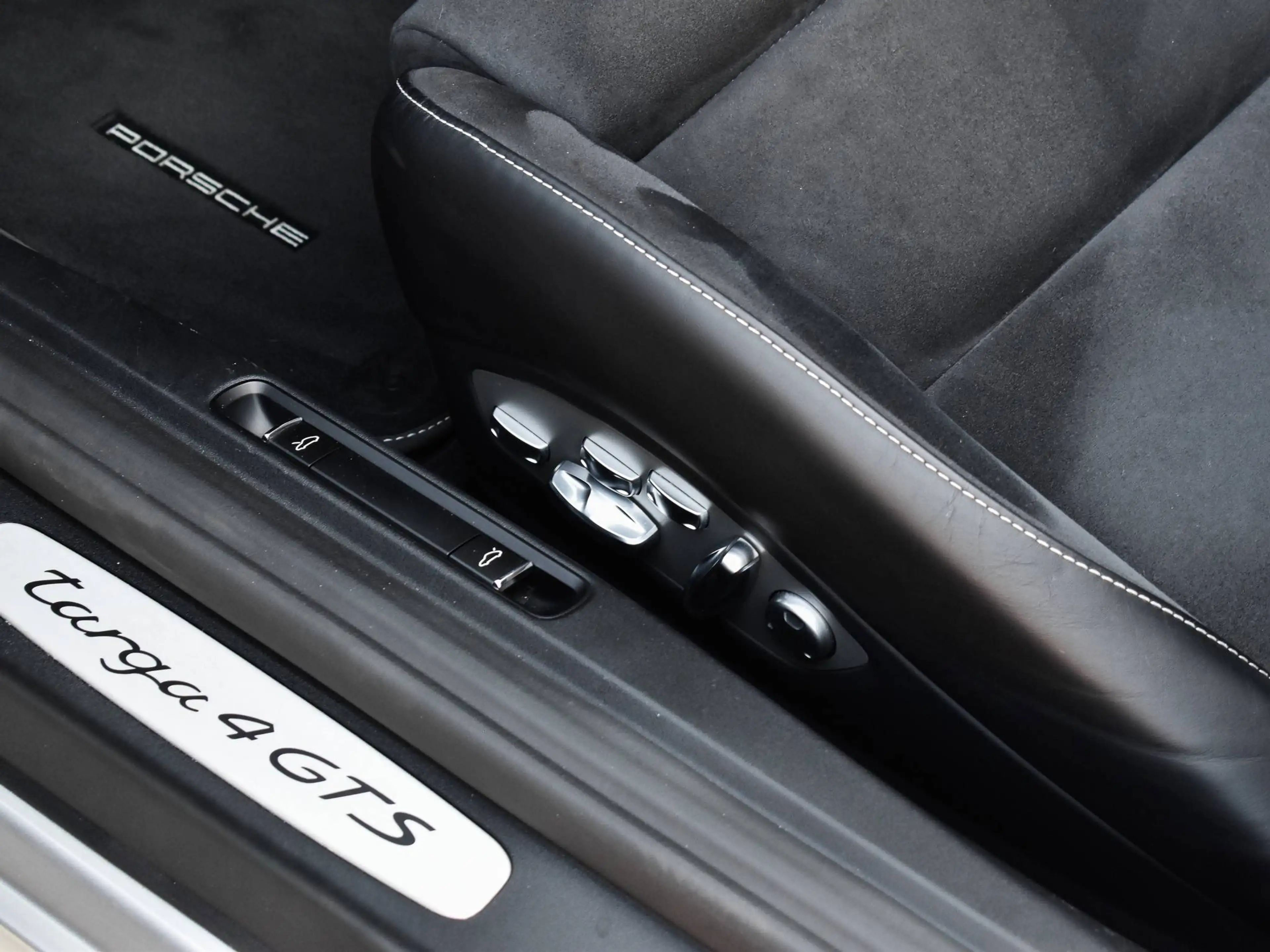 Porsche 911 991 Targa 4 GTS / GT Silver / Top Condition / Carbon / Rear axle steering / FULL — photo 14