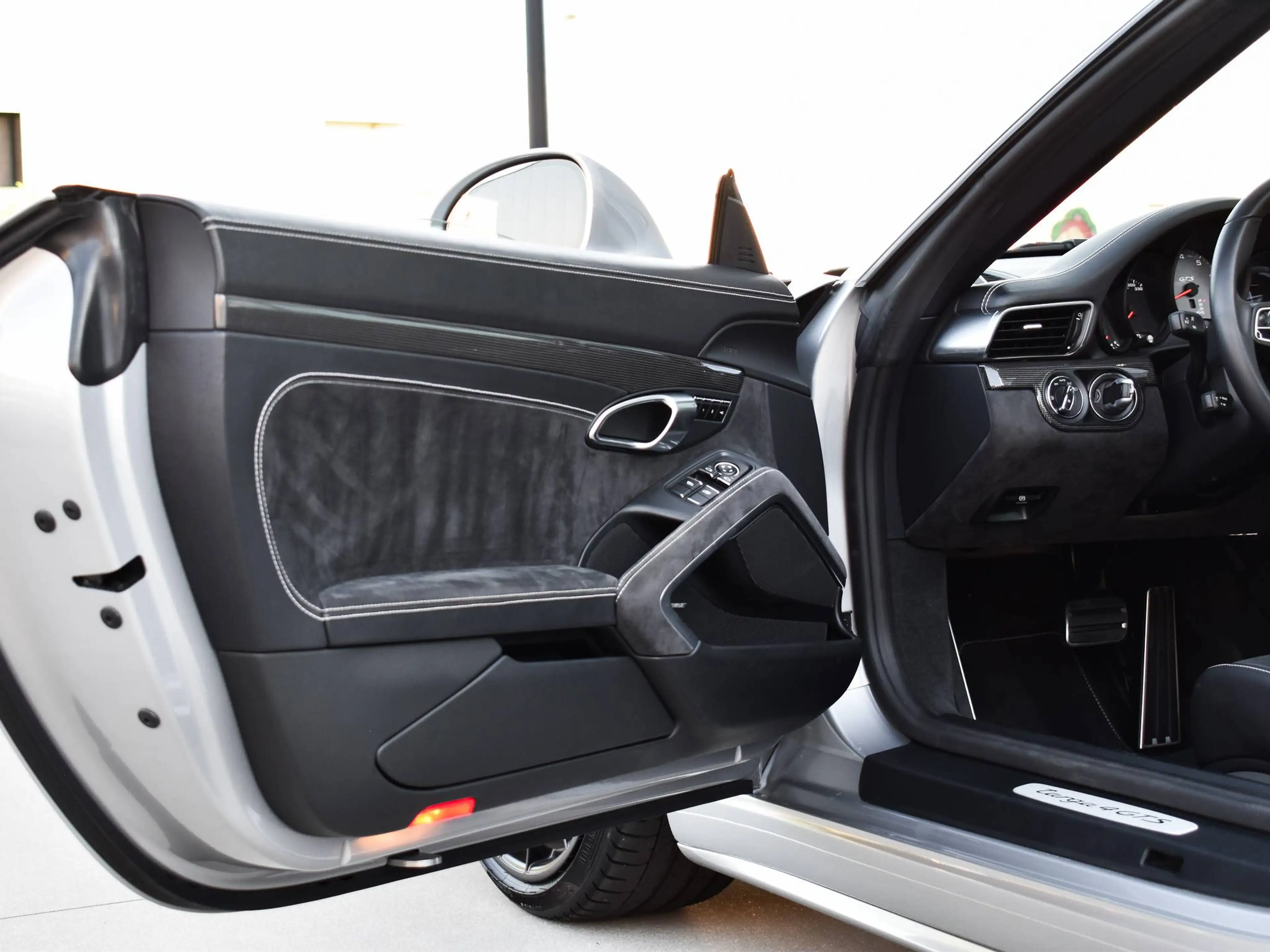 Porsche 911 991 Targa 4 GTS / GT Silver / Top Condition / Carbon / Rear axle steering / FULL — photo 9