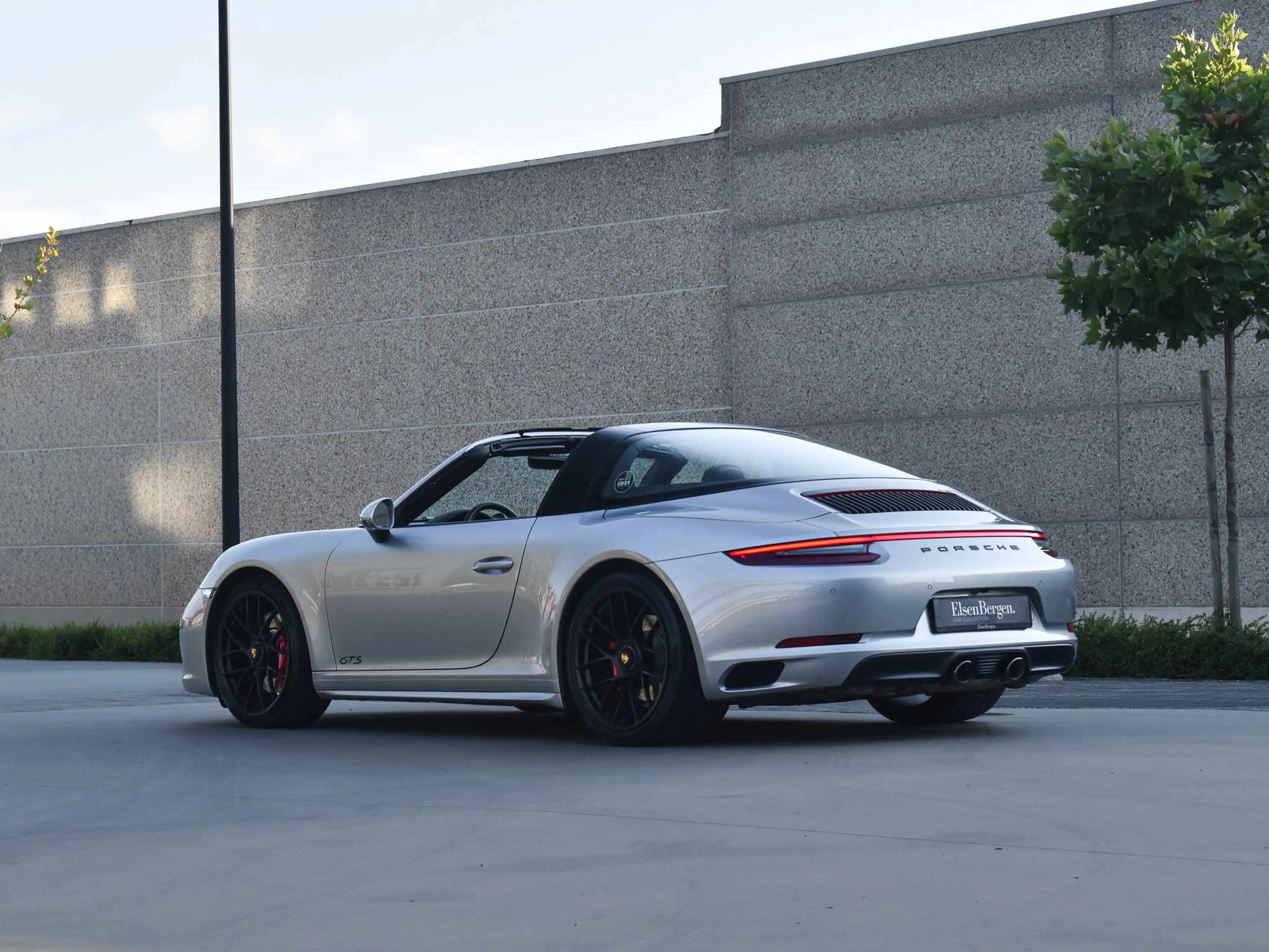 Porsche 911 991 Targa 4 GTS / GT Silver / Top Condition / Carbon / Rear axle steering / FULL — photo 2