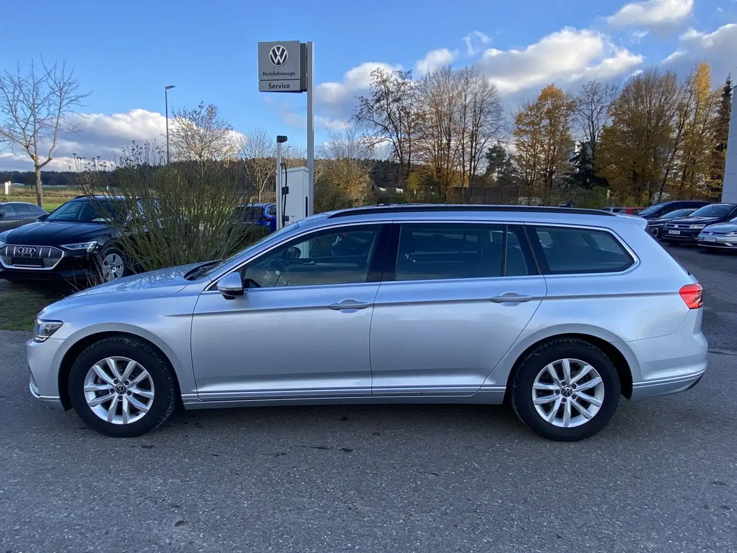 Volkswagen Passat Variant 2.0 TDI DSG Business NAVI+LED+AHK Silber - 2