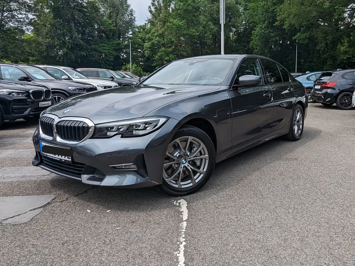 BMW 330 3er Plug-In-Hybrid 330e Aut. Sport Line Grau - 1