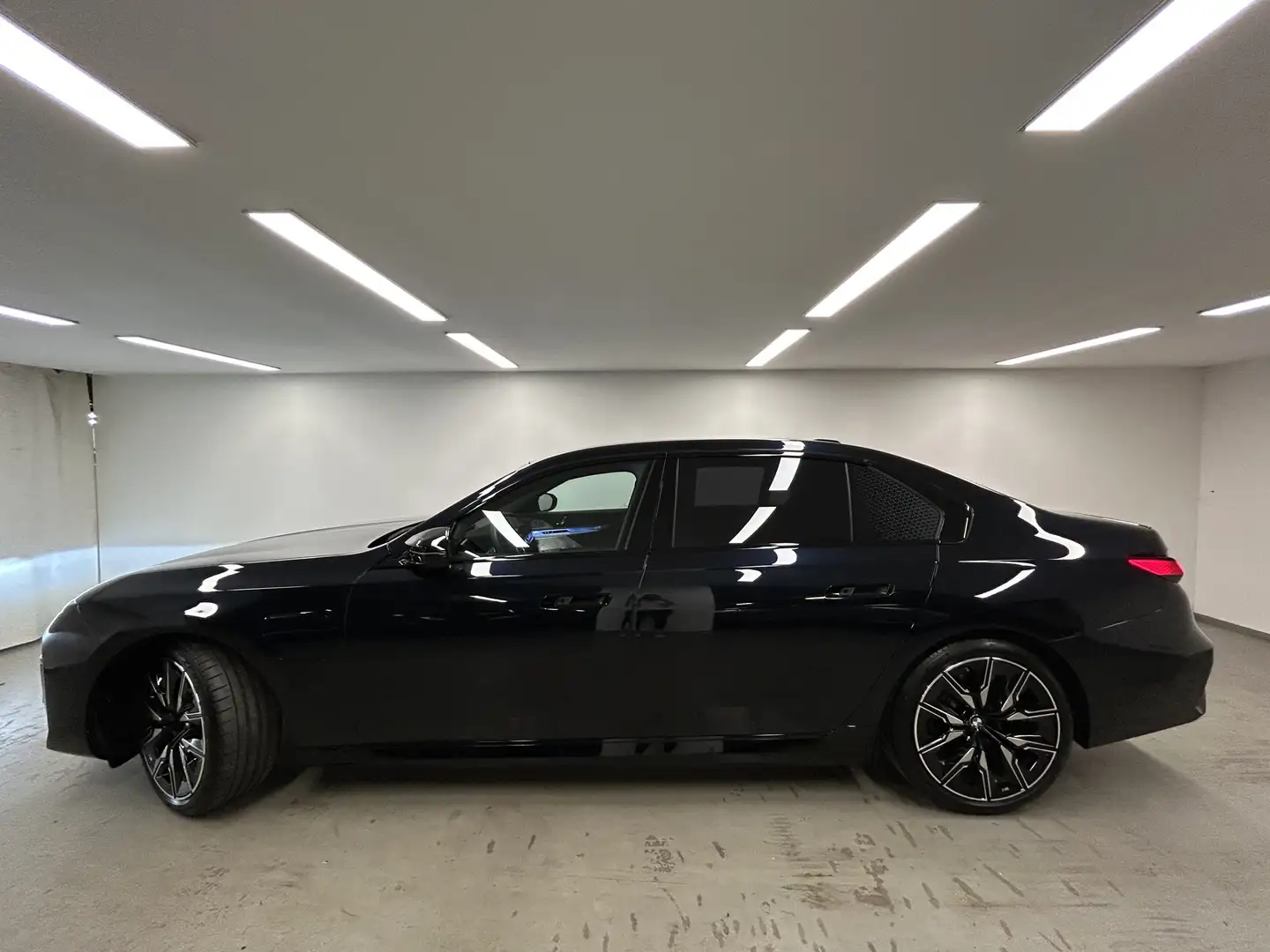 BMW 760 M760e xDrive Limousine M Sportpaket Pro B&W Pano. Black - 2