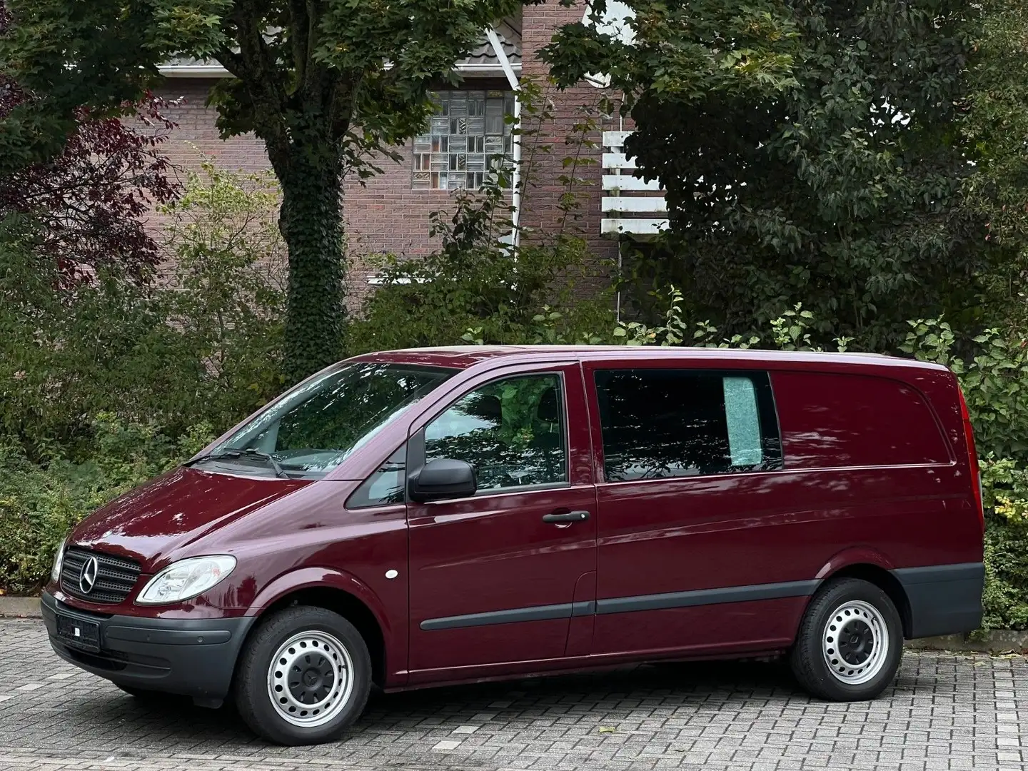 Mercedes-Benz Vito 111 Cdi PARAVAN BEHINDERTENUMBAU Euro 4 Lkw Rot - 1