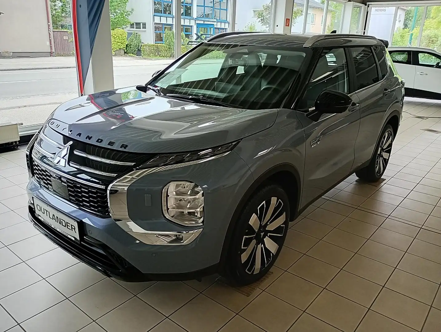 Mitsubishi Outlander 2,4 PHEV S-AWC Intense Grau - 1