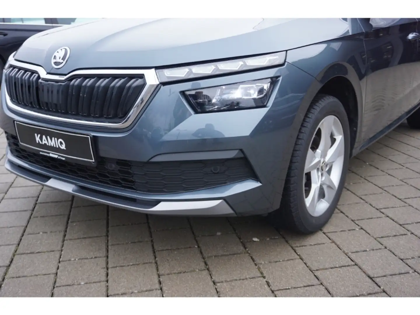 Skoda Kamiq 1.0 TSI Ambition Navi ACC LED SHZ Climatr. DAB Grau - 2