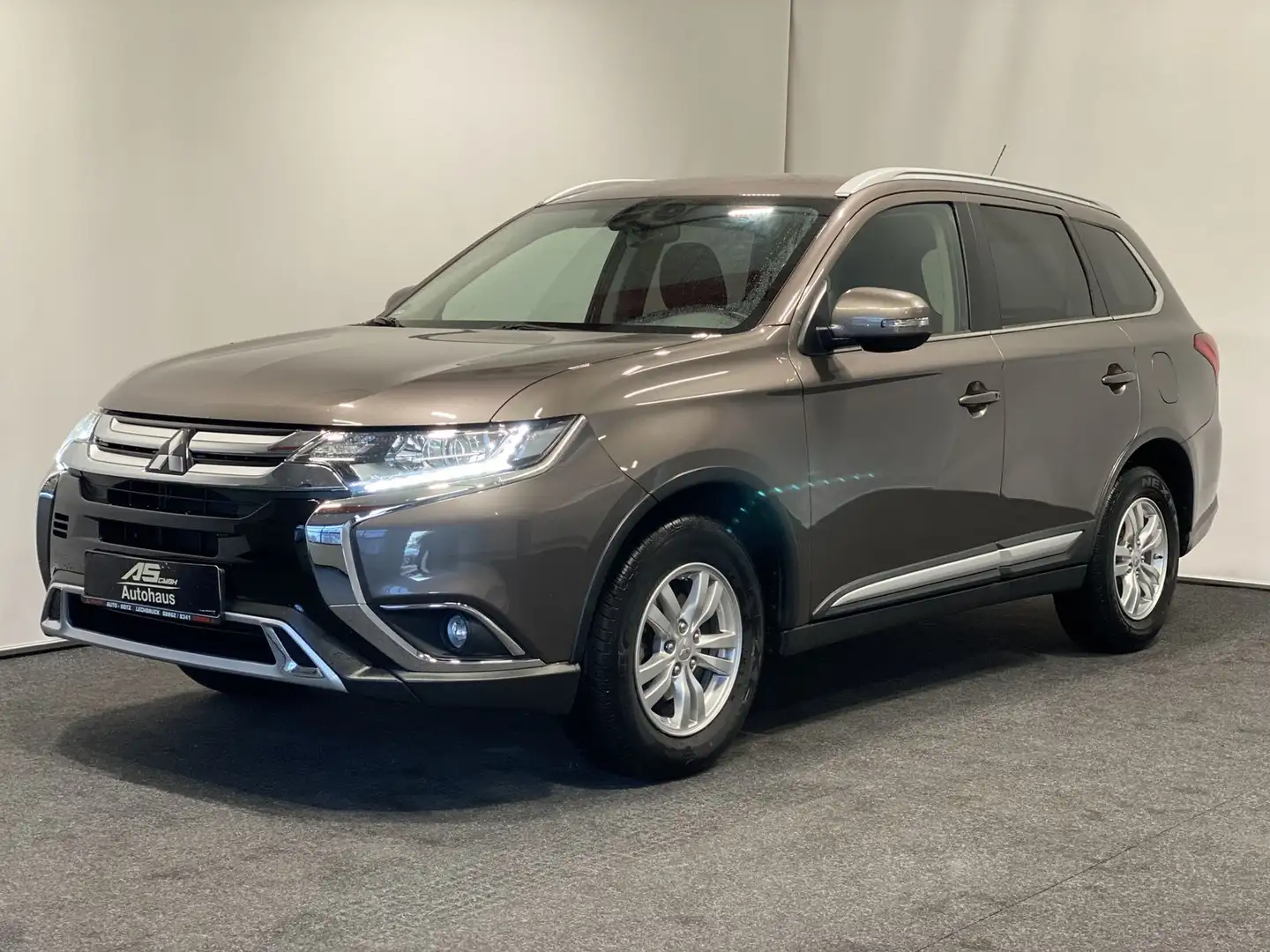 Mitsubishi Outlander Plus 2WD Kamera Navi Sitzhg AHK Grau - 1