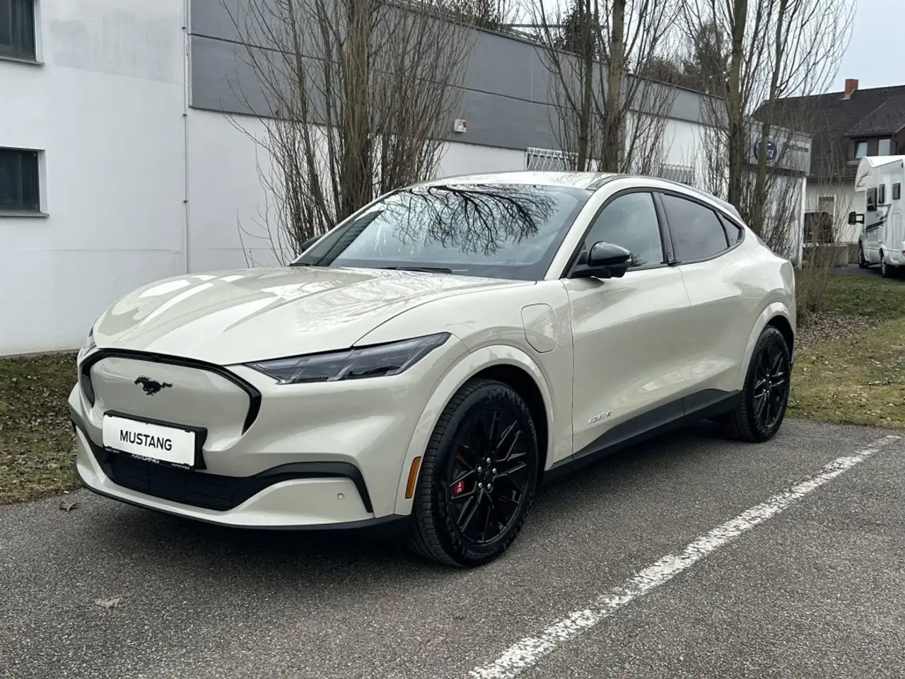 Ford Mustang Mach-E Mach-E Premium Extended Range  88kWh 276PS RWD