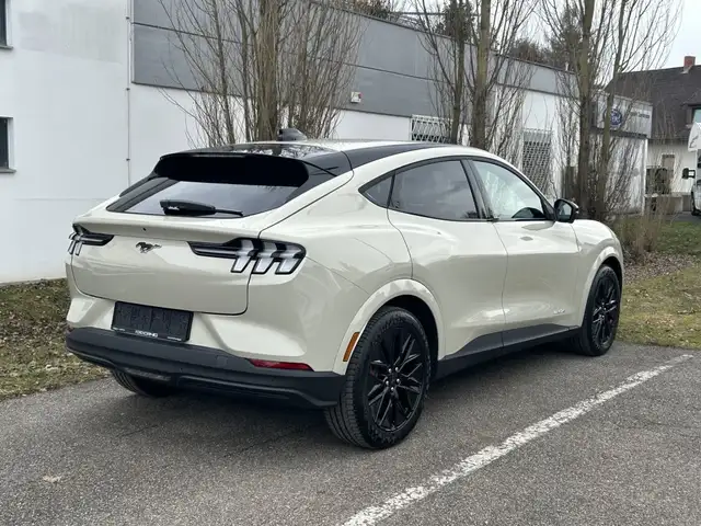 Ford Mustang Mach-E Mach-E Premium Extended Range  88kWh 276PS RWD Ansicht 4