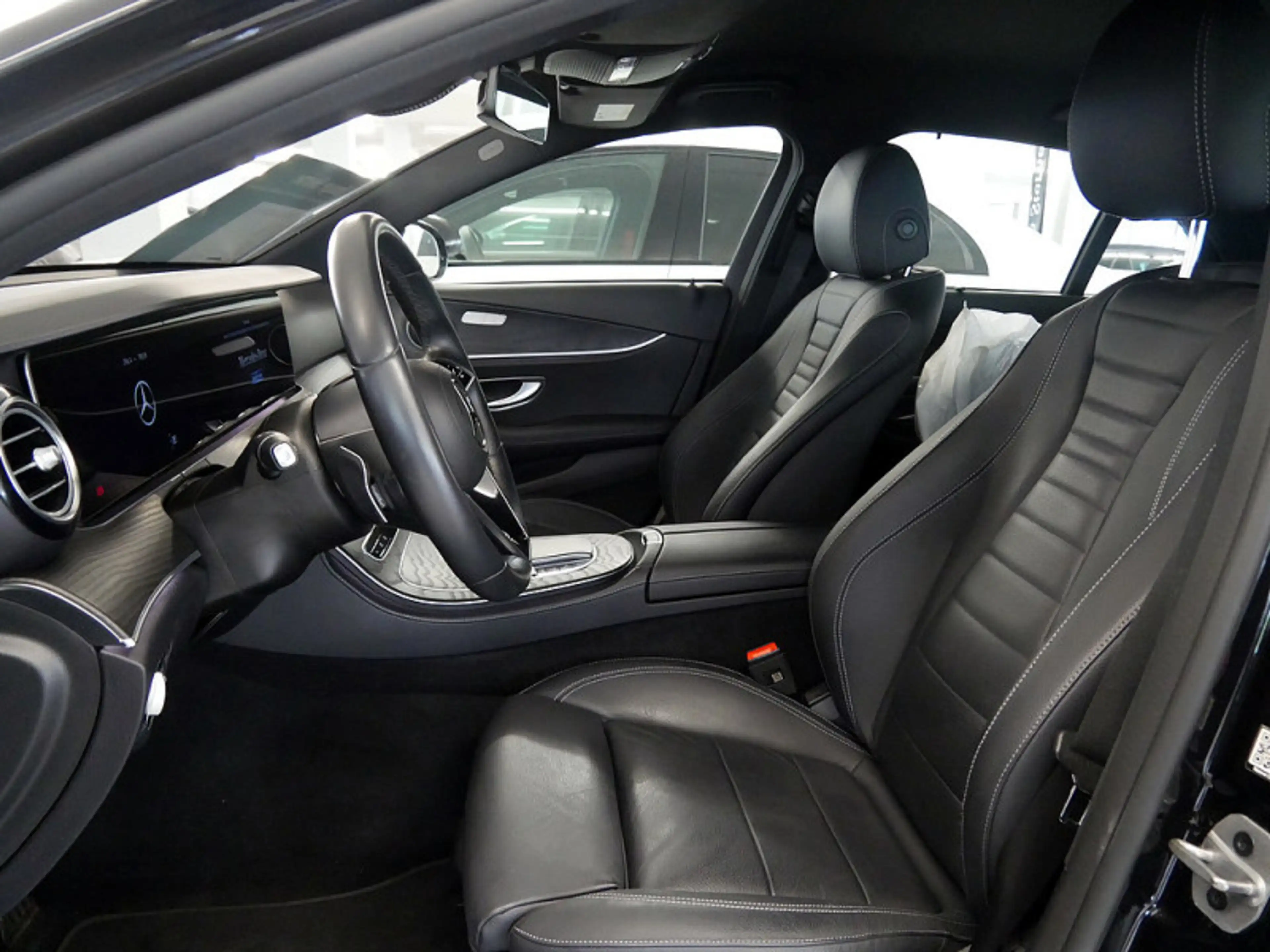 Mercedes-Benz E 220 d 4M // AVANTGARDE WIDE 360 AHK KAMERA PDC — photo 12