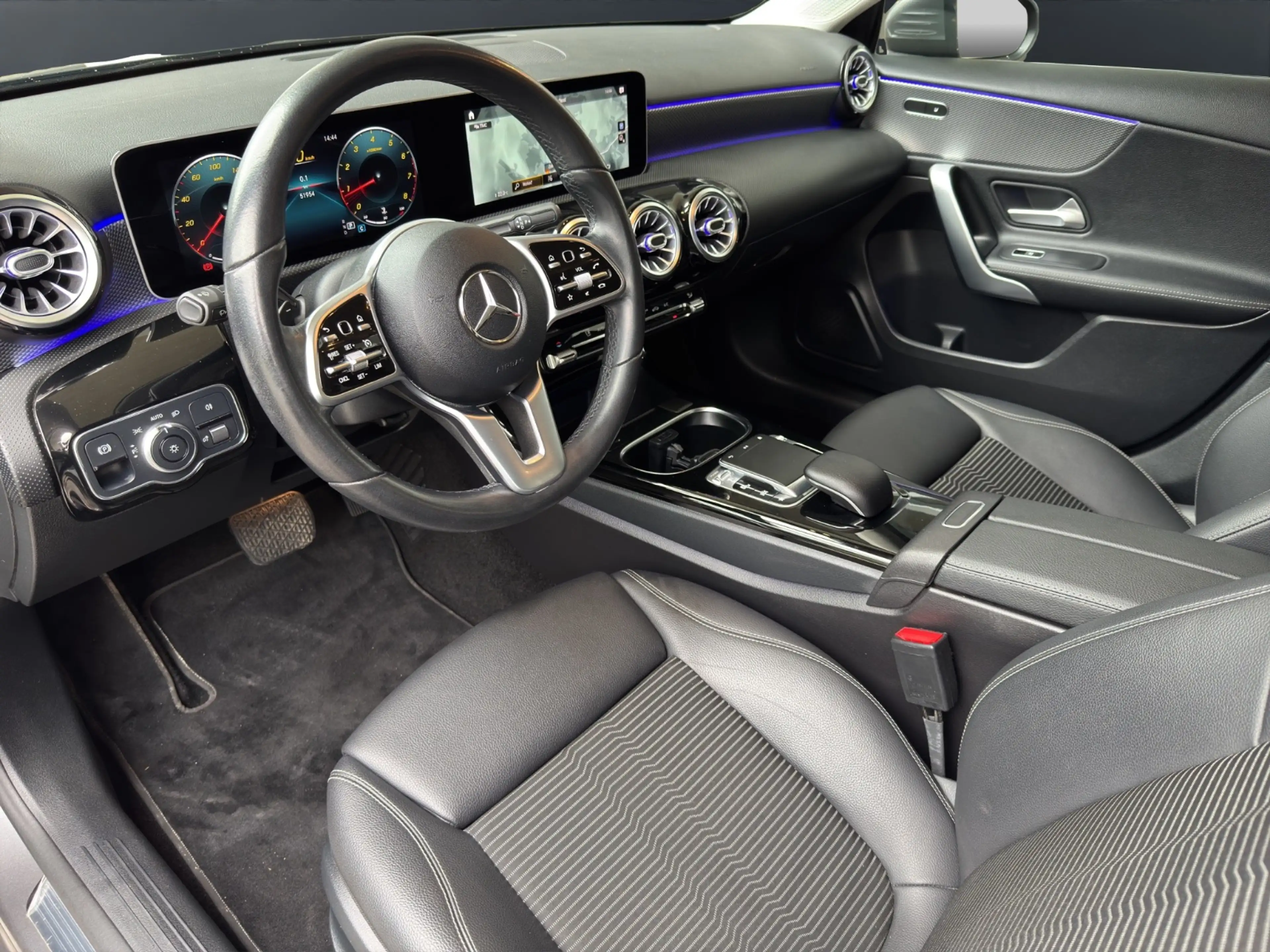 Mercedes-Benz A 200 Progressive PTS Shz Ambi Mbeam MBUX AUT — photo 8