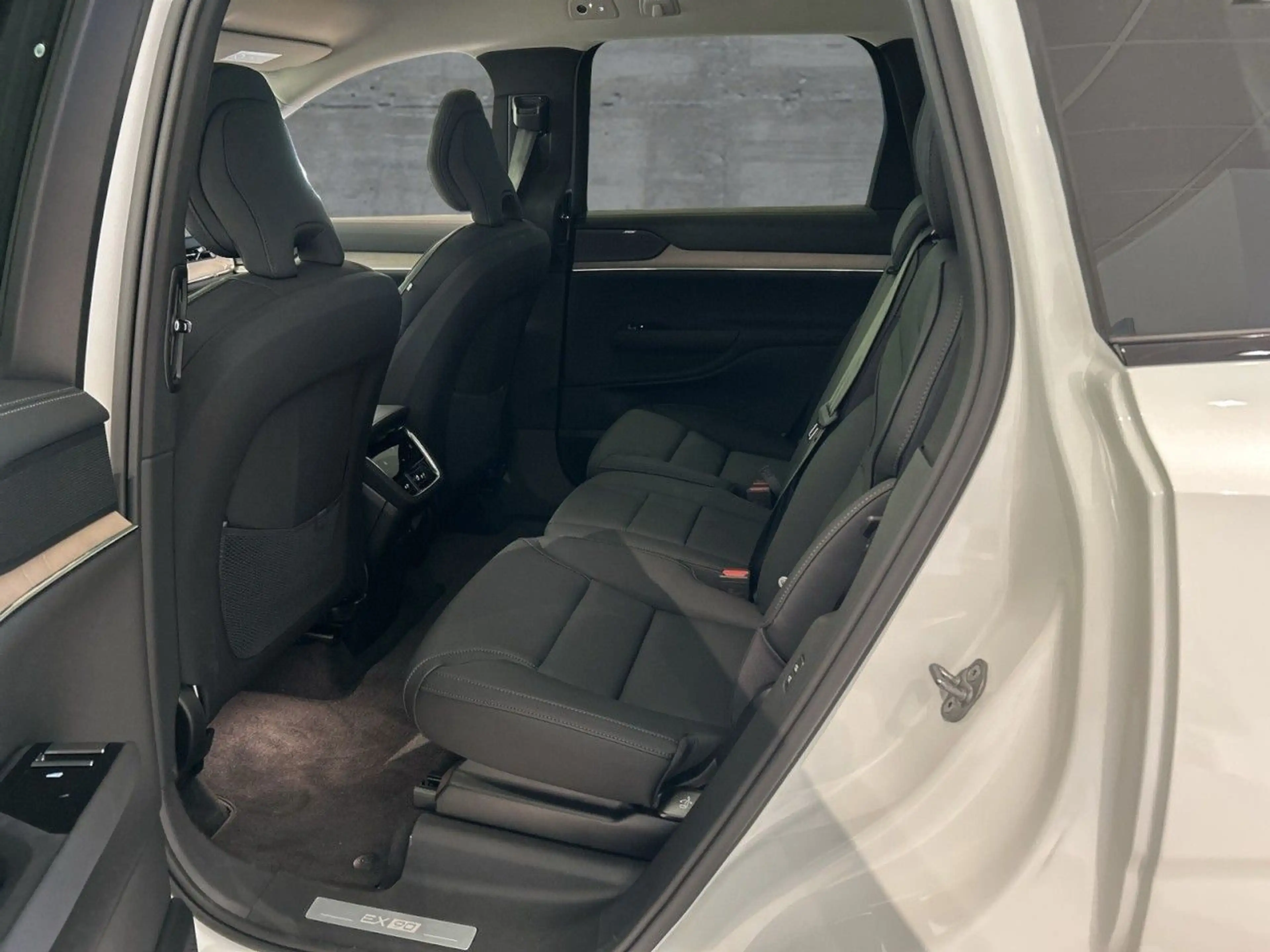 Volvo EX90 Twin Motor AWD Plus 7-Sitzer 106kWh Klima — photo 12