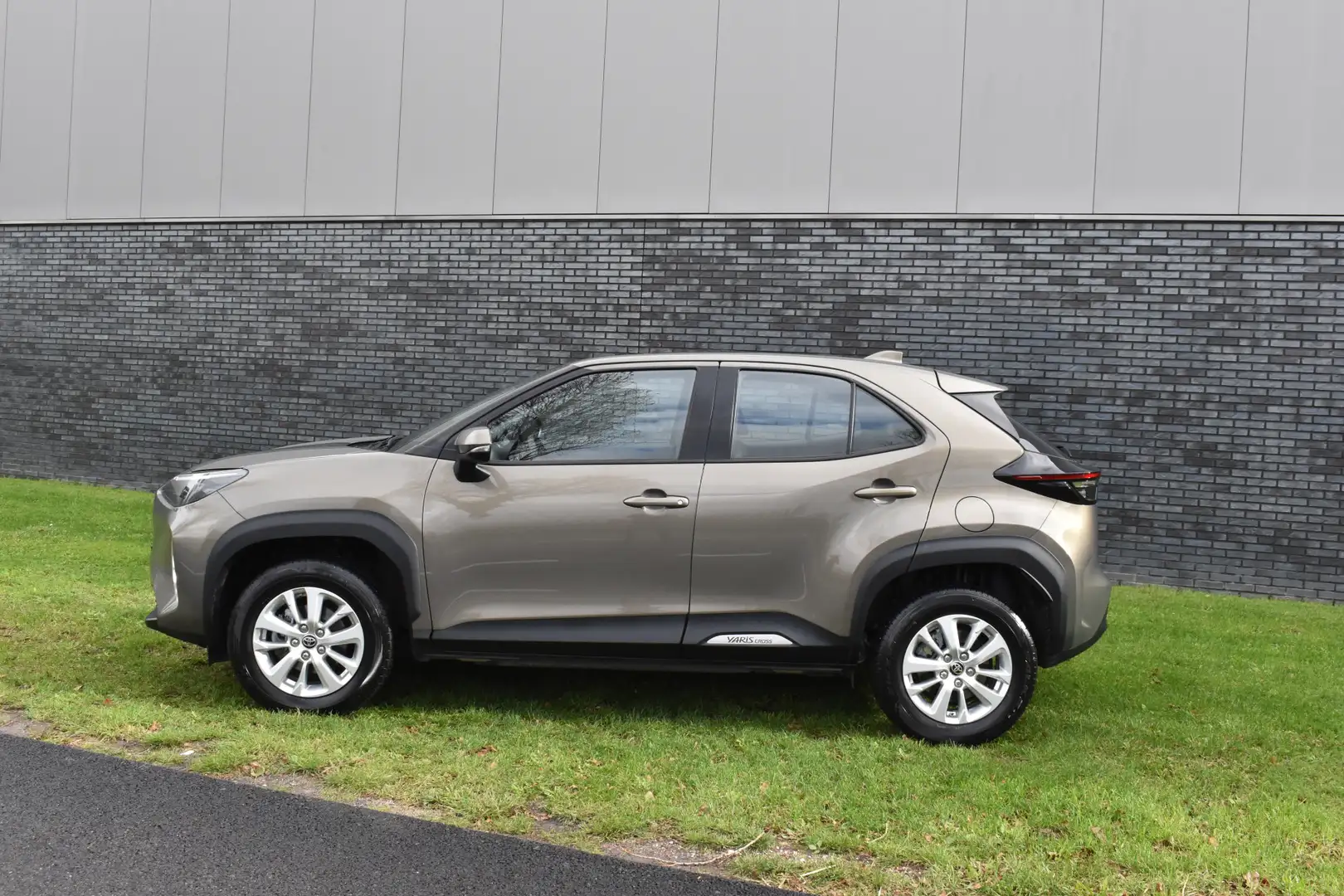 Toyota Yaris Cross 1.5 Hybrid Active Automaat Btw auto Navigatie Carp Grijs - 2