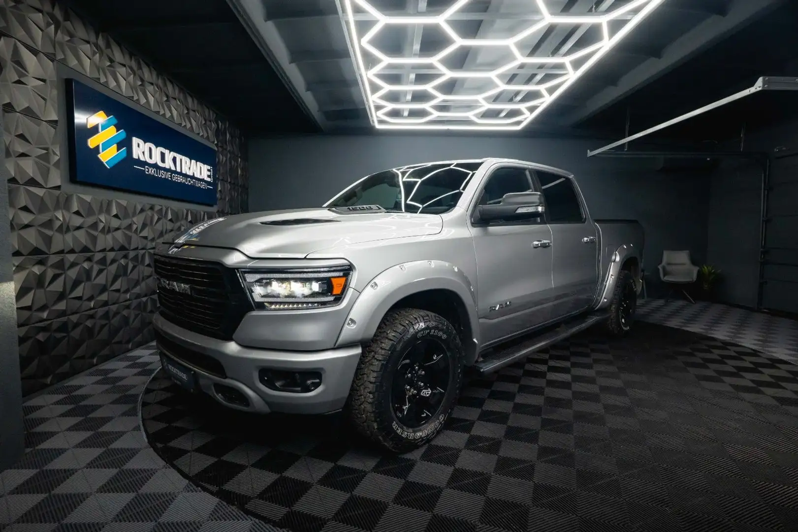 Dodge RAM 5.7 V8 HEMI 4x4 OFFROAD Night-Paket *LED*19% Plateado - 1