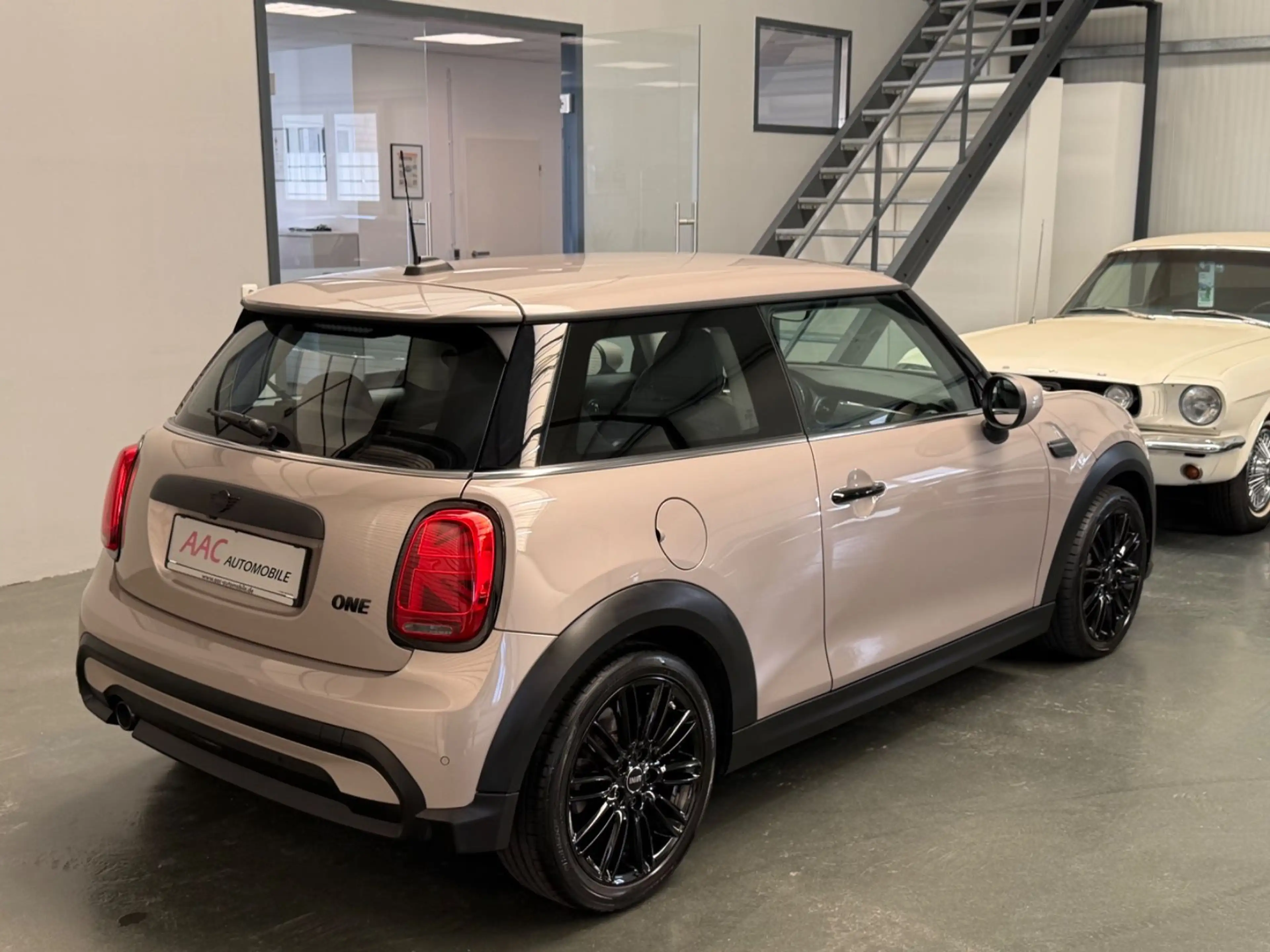 MINI One One Classic Trim/Navi/CarPlay/Cam/KeyLess — photo 10