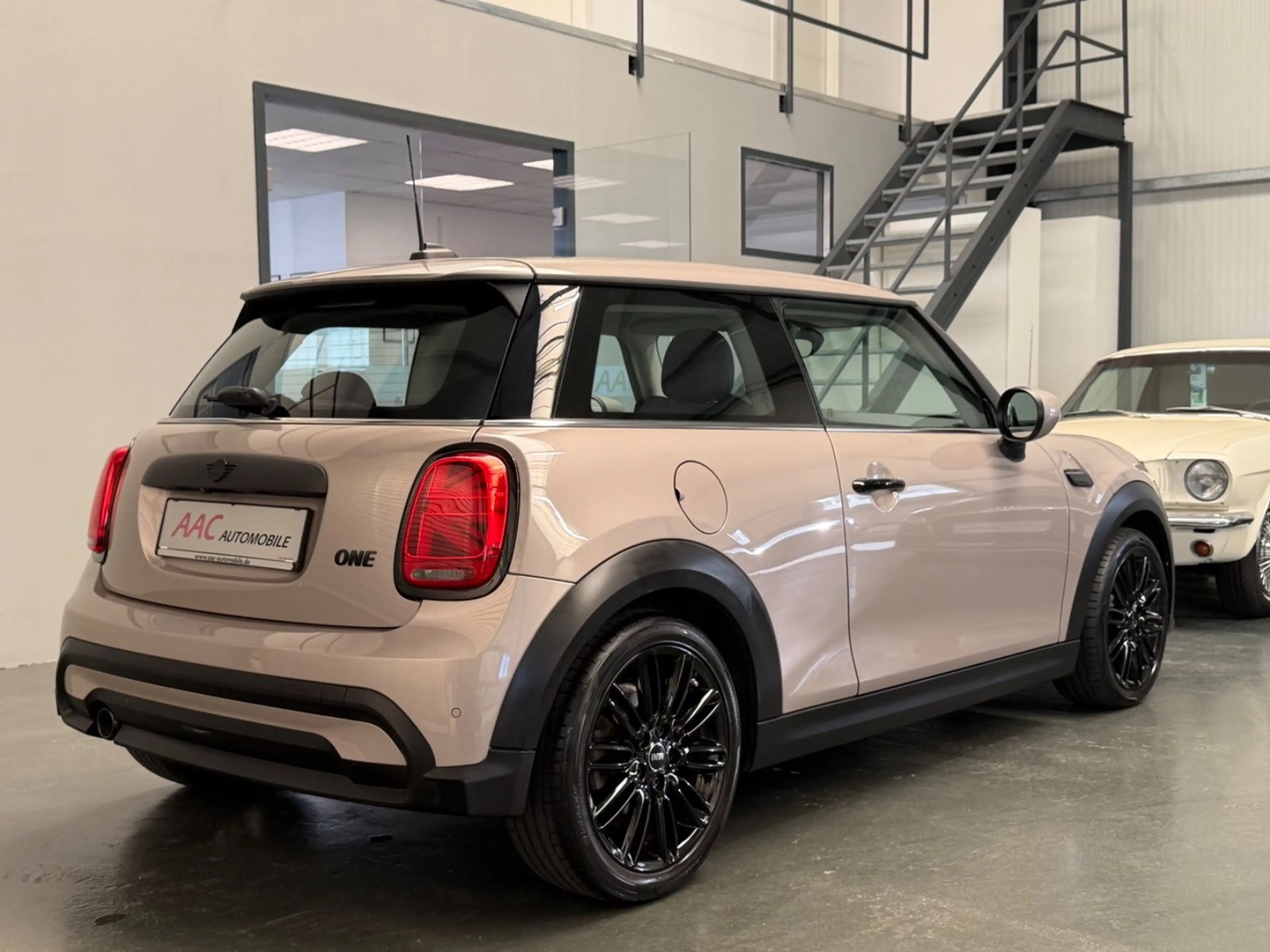MINI One One Classic Trim/Navi/CarPlay/Cam/KeyLess — photo 9