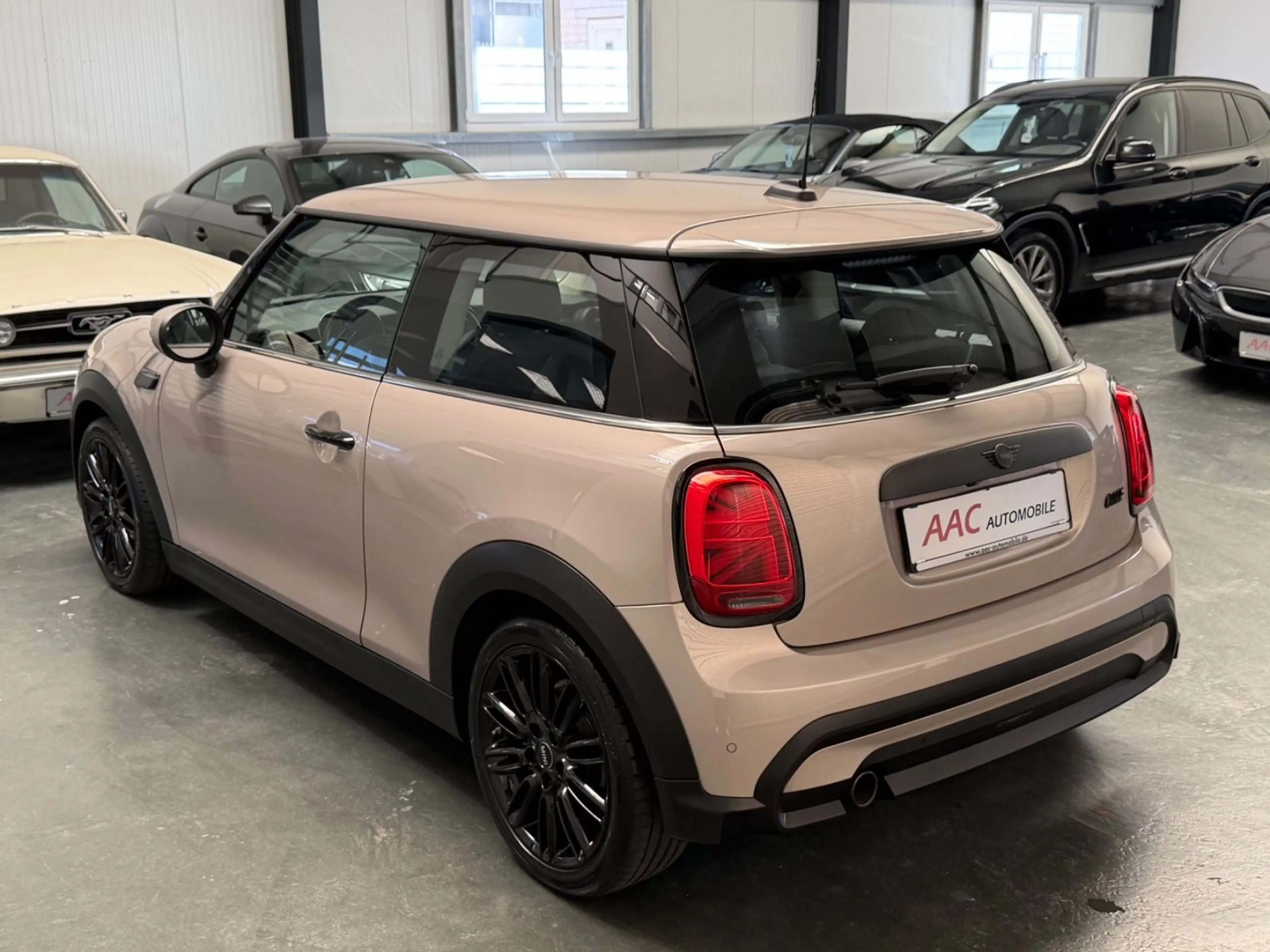 MINI One One Classic Trim/Navi/CarPlay/Cam/KeyLess — photo 7