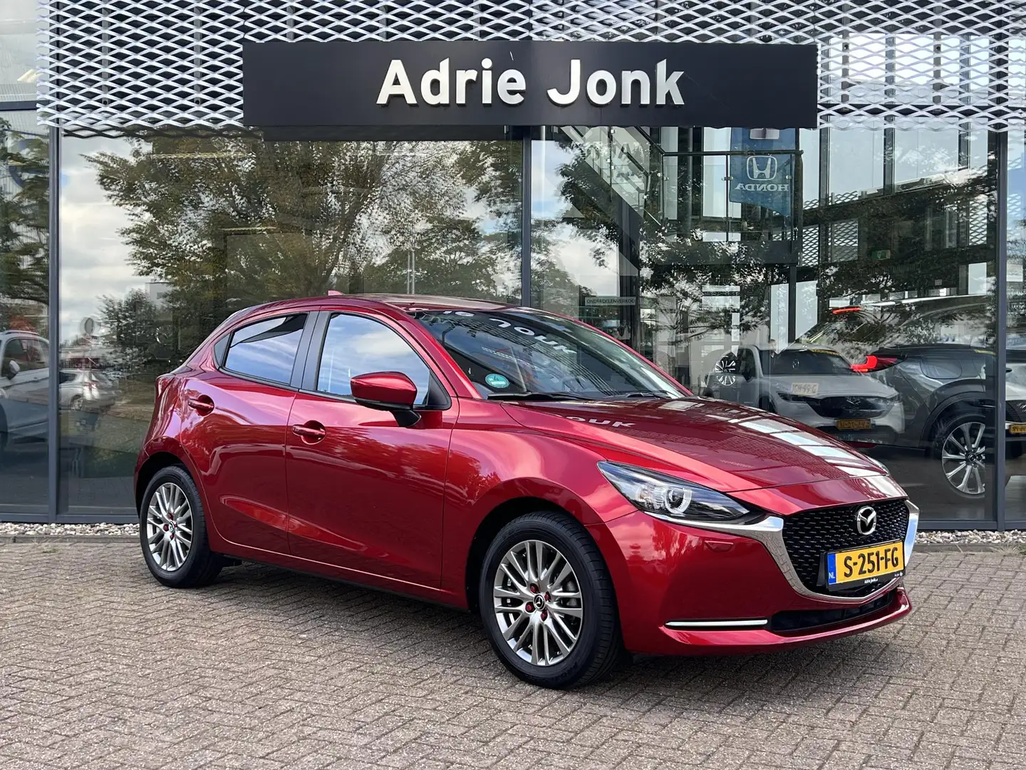 Mazda 2 1.5 Skyactiv-G Luxury | ACHTERUITRIJCAMERA | STOEL Rouge - 1