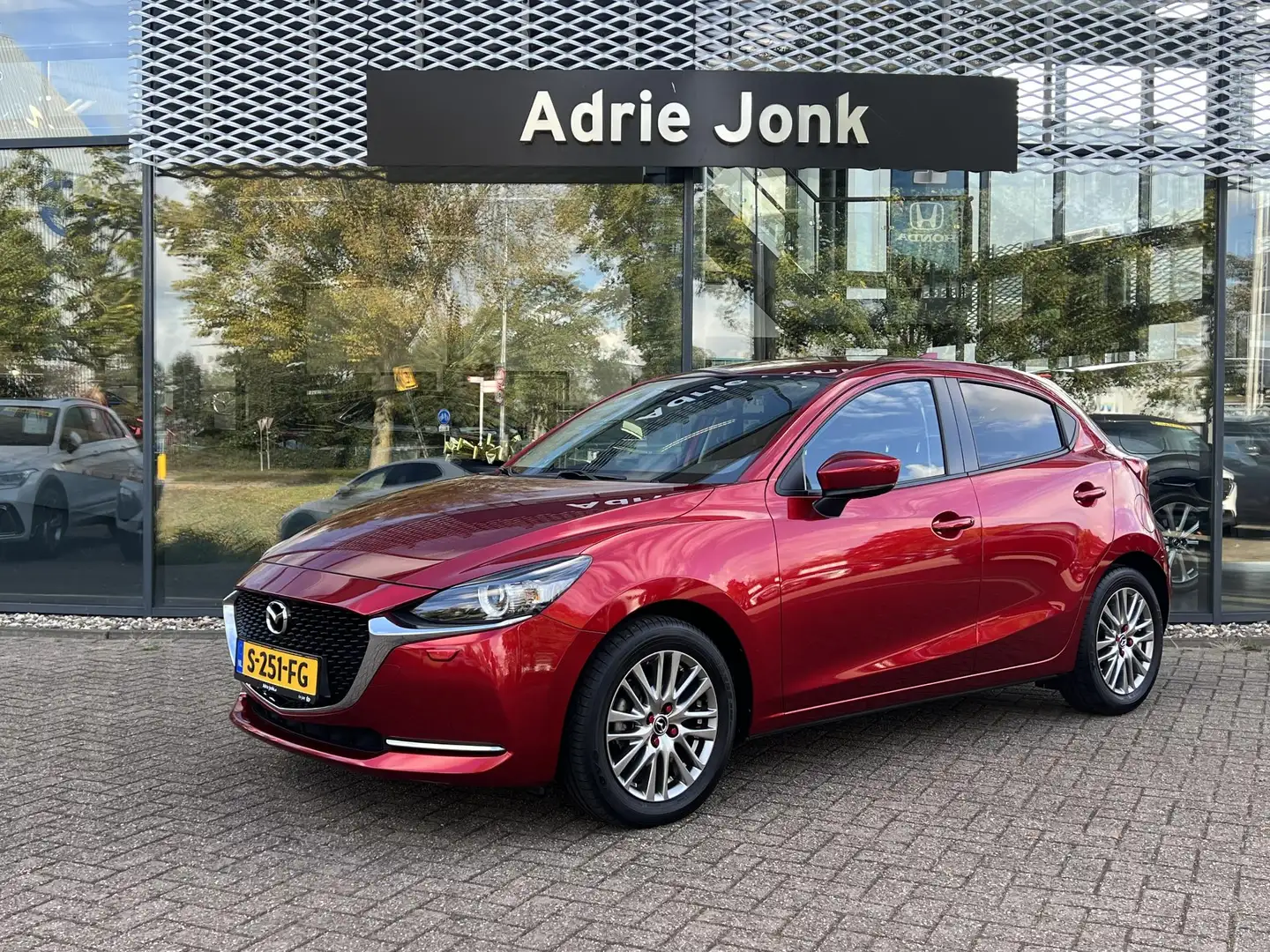 Mazda 2 1.5 Skyactiv-G Luxury | ACHTERUITRIJCAMERA | STOEL Rouge - 2