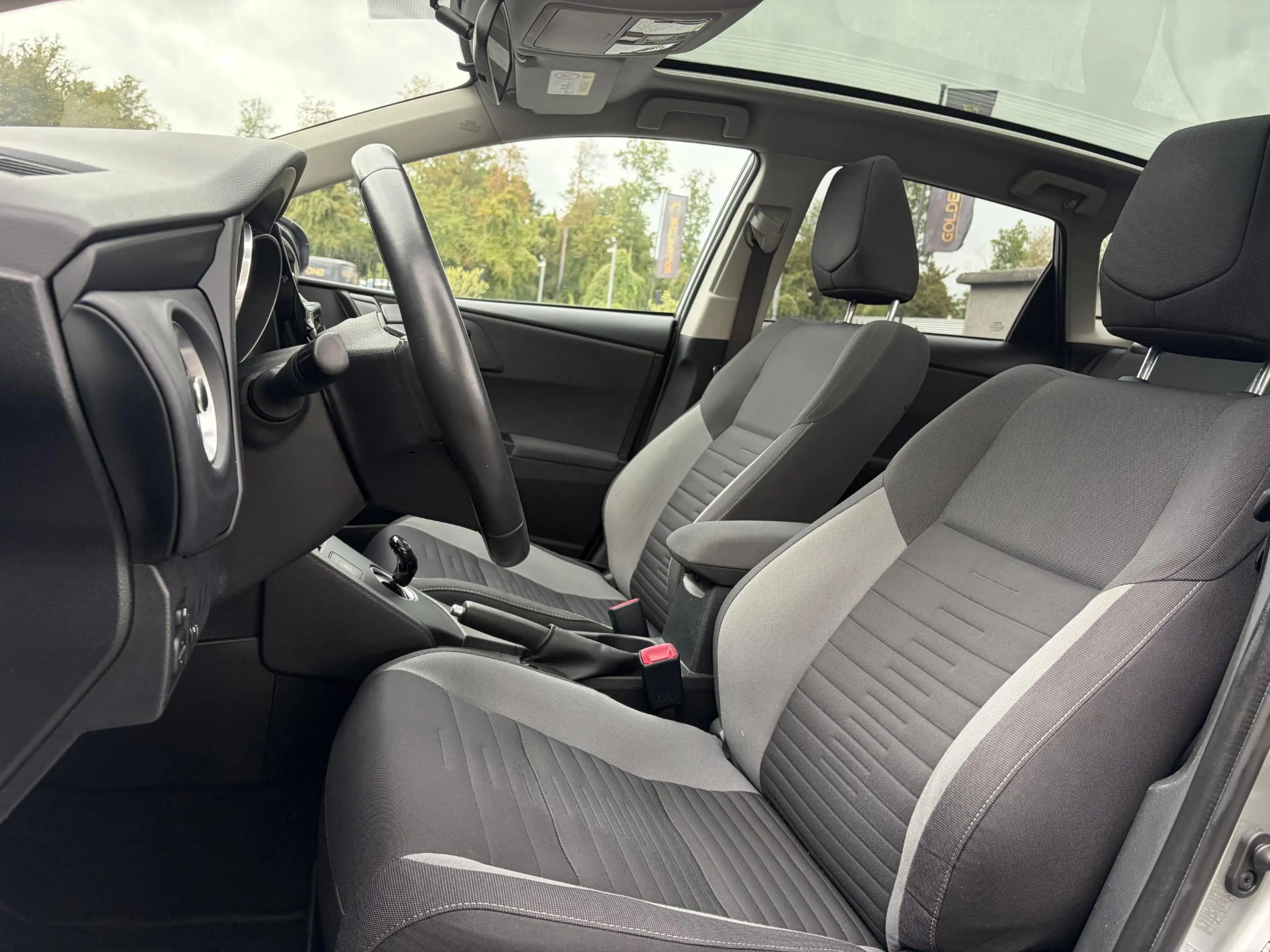 Toyota Auris 1.8 Hybrid Trend ✓Dealer Onderhouden✓2e Eigenaar✓P — photo 9