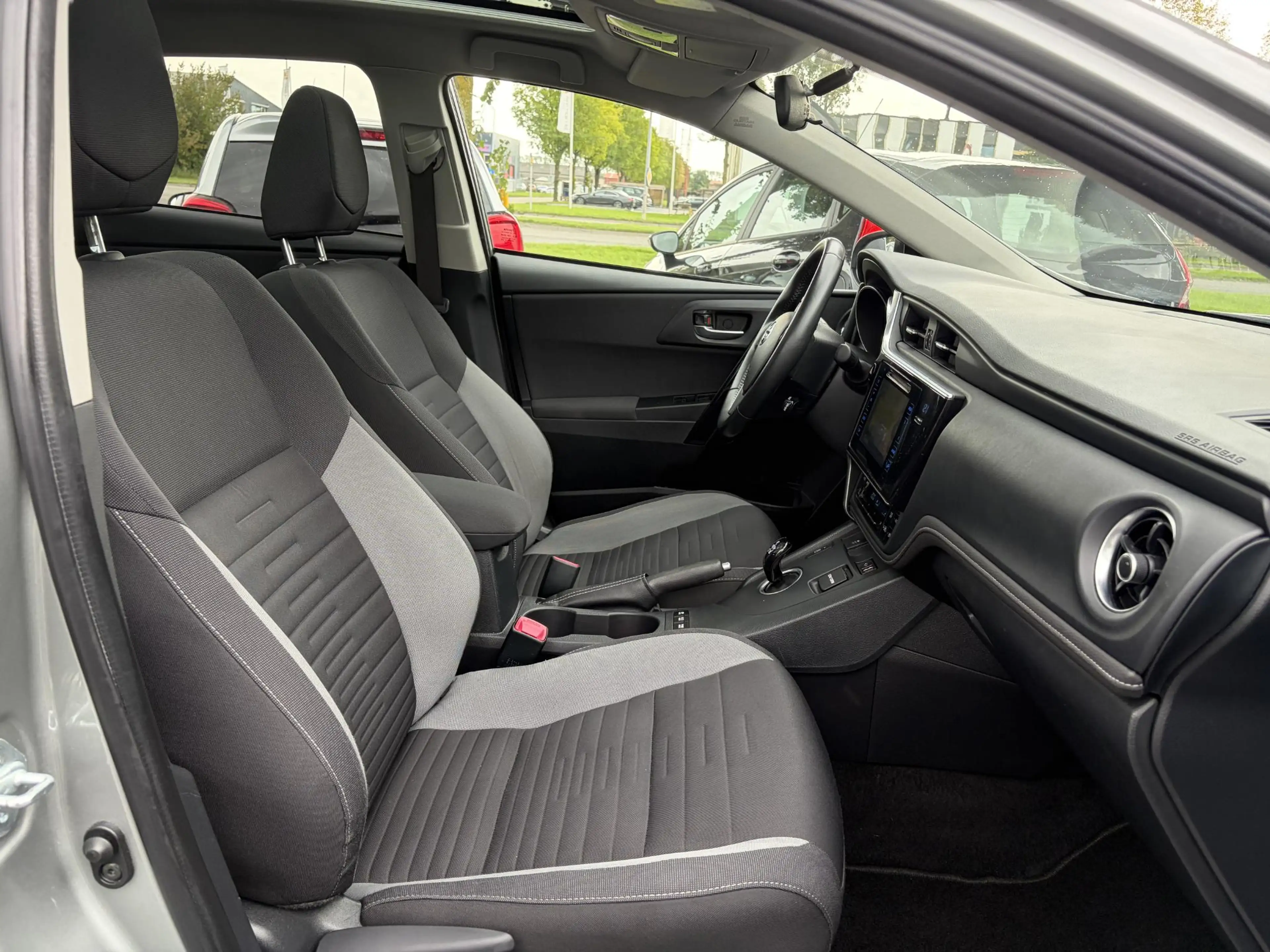 Toyota Auris 1.8 Hybrid Trend ✓Dealer Onderhouden✓2e Eigenaar✓P — photo 10