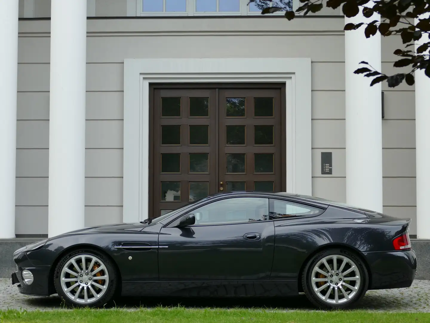 Aston Martin Vanquish 2+2 Aston Martin Works Upgrades+Carbon Grau - 2