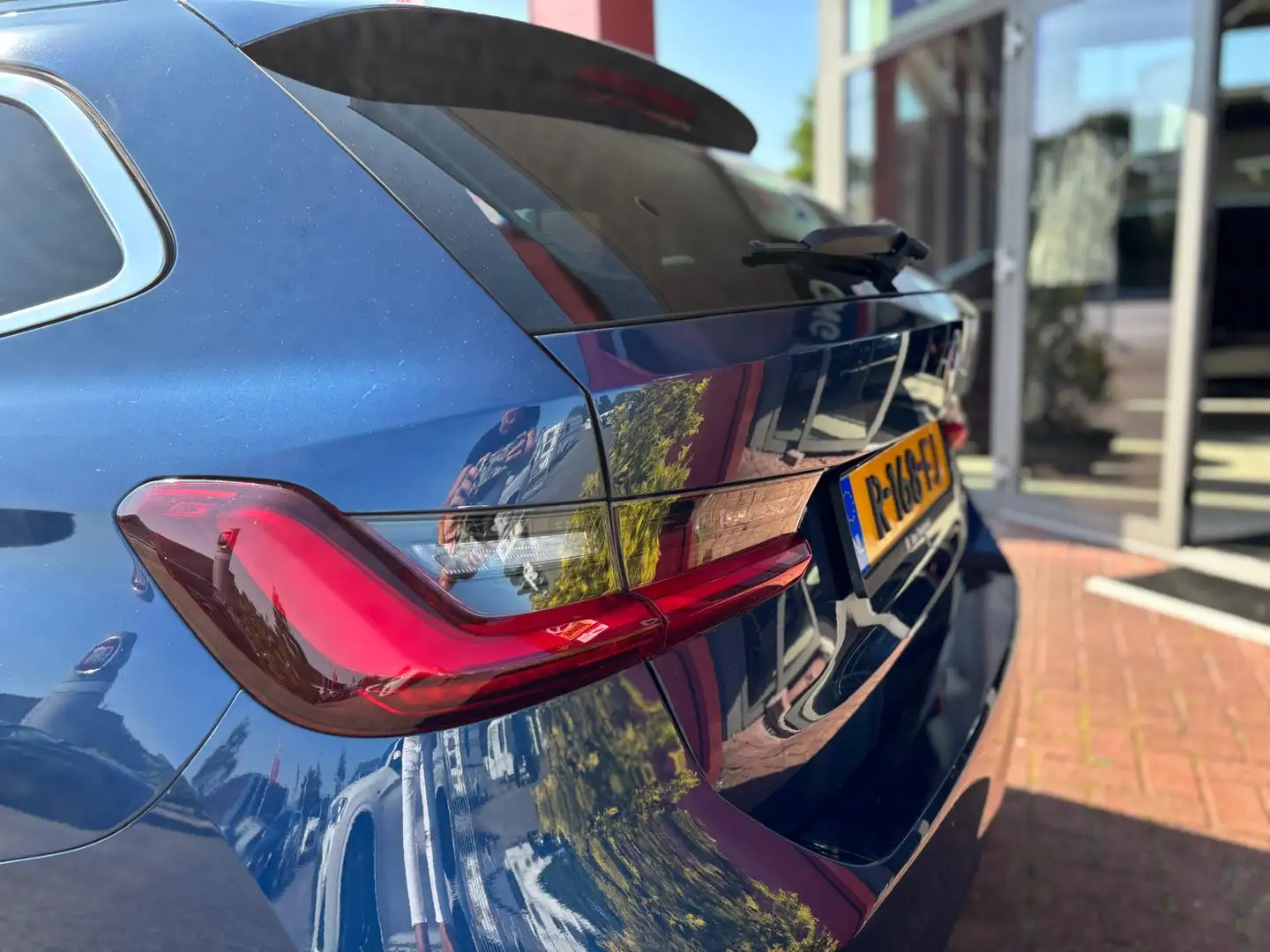 BMW 320 3-serie Touring 320e Business Edition Plus | Sport Blue - 2
