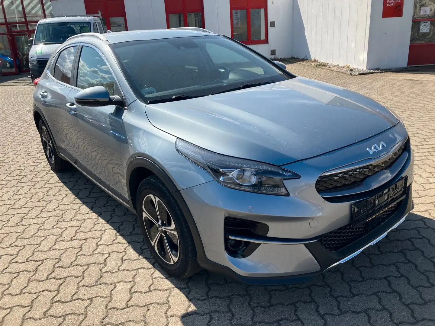 Kia XCeed Spirit Plug-in Hybrid AUTOM NAVI AHK Stříbrná - 1